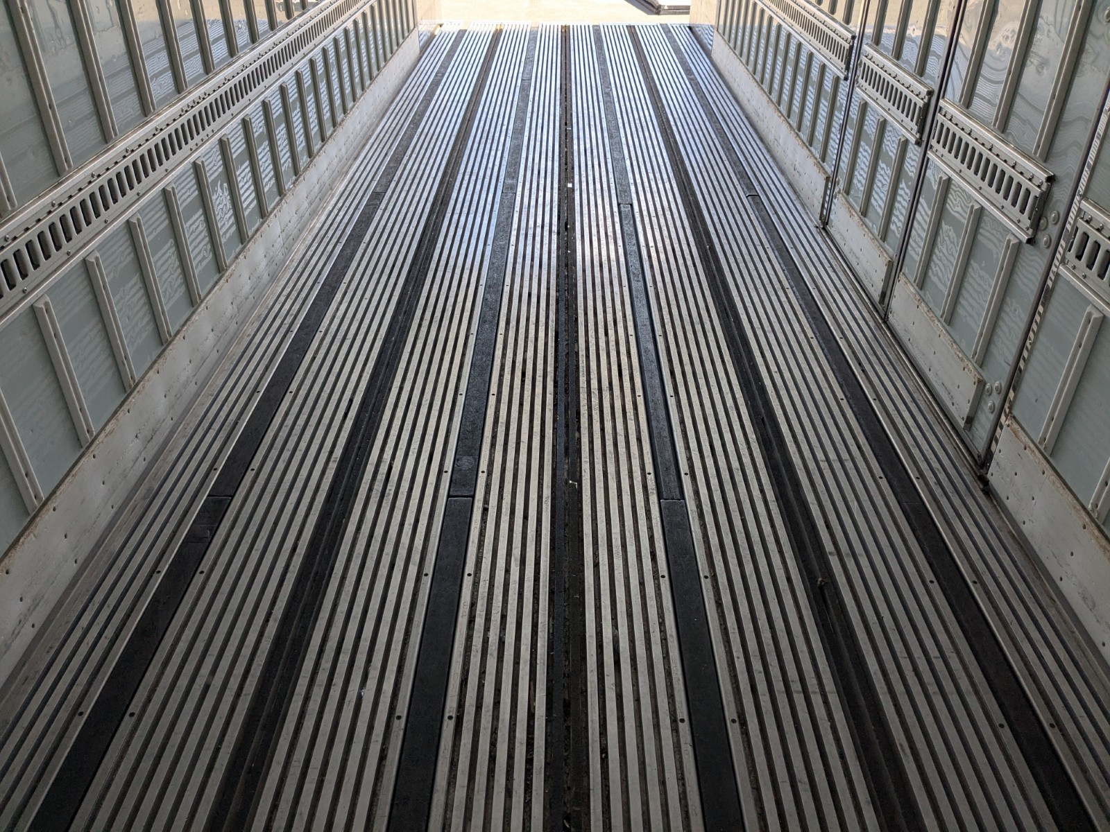 日野 プロフィア 2DG-FW1AHG(8x4)の写真27