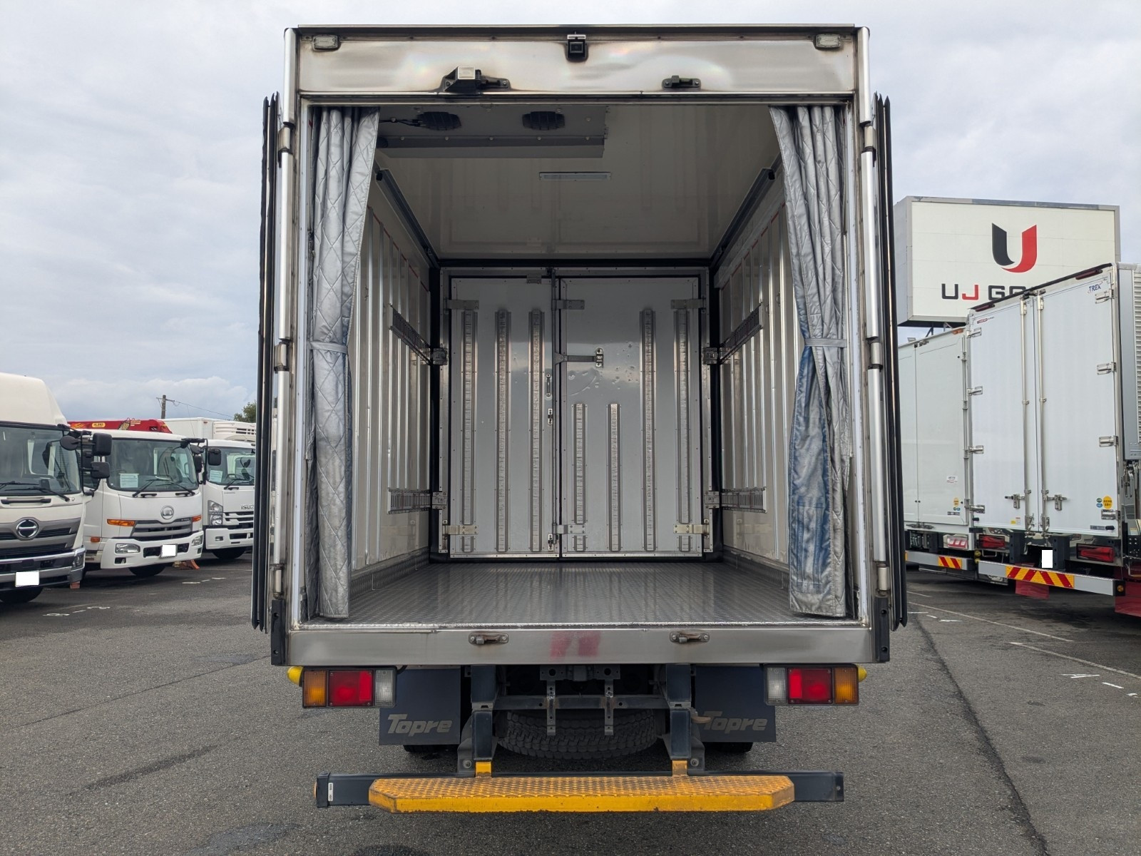 いすゞ エルフ 2RG-NPR88AN(2WD)の写真9