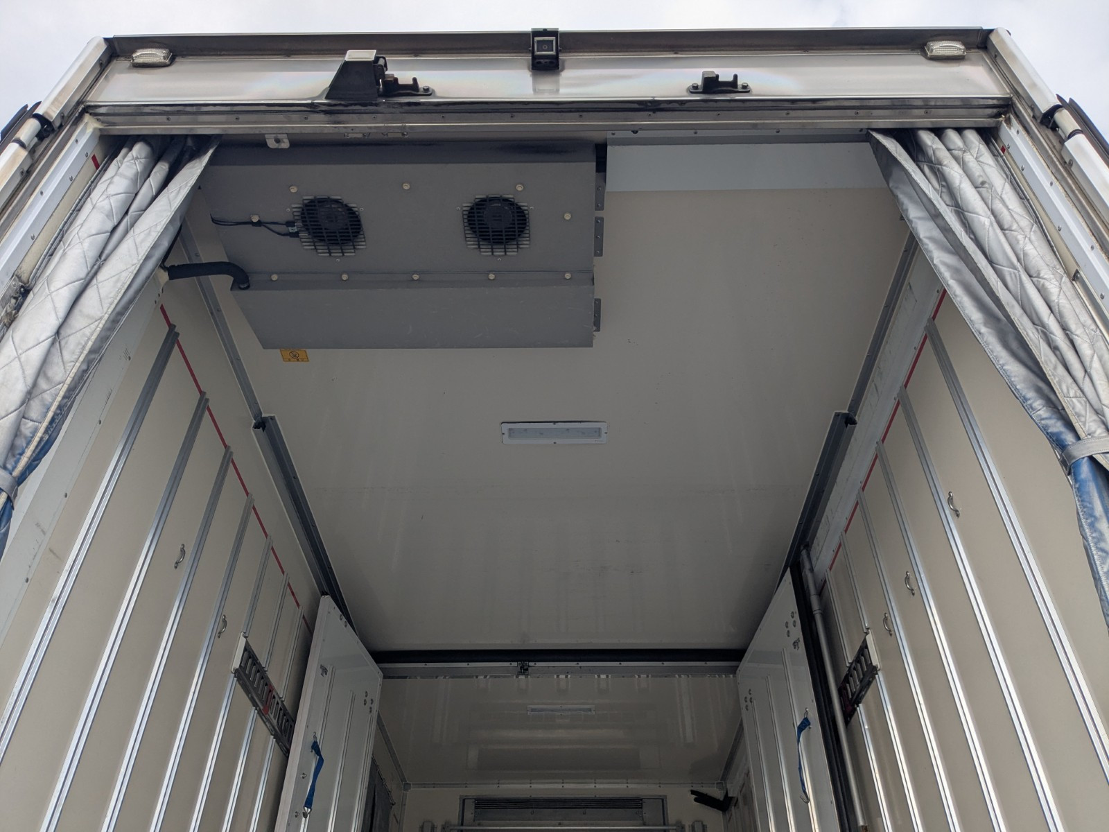 いすゞ エルフ 2RG-NPR88AN(2WD)の写真11