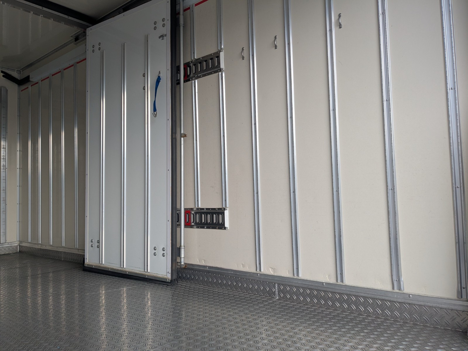 いすゞ エルフ 2RG-NPR88AN(2WD)の写真14