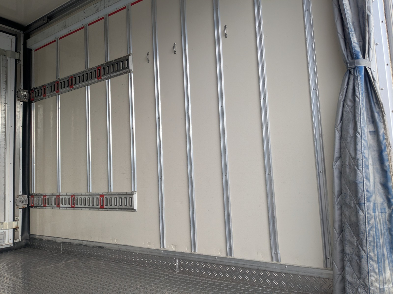 いすゞ エルフ 2RG-NPR88AN(2WD)の写真22