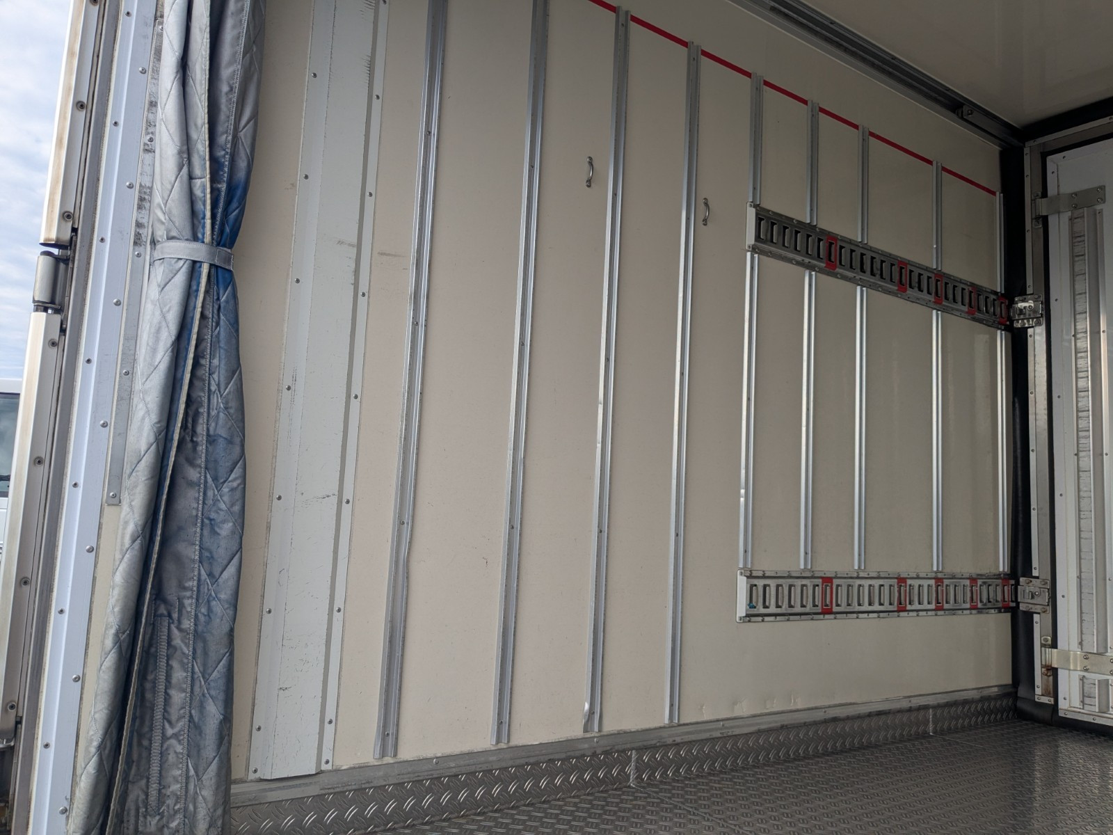 いすゞ エルフ 2RG-NPR88AN(2WD)の写真23