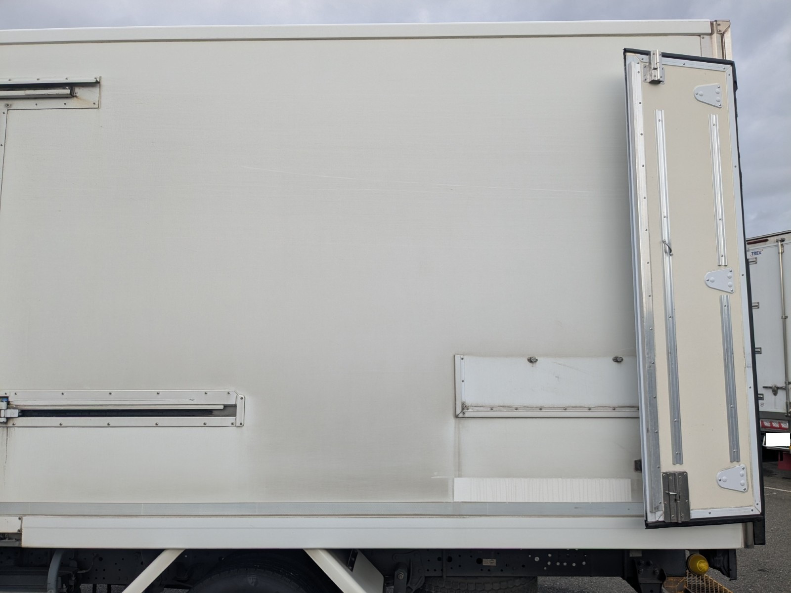 いすゞ エルフ 2RG-NPR88AN(2WD)の写真24