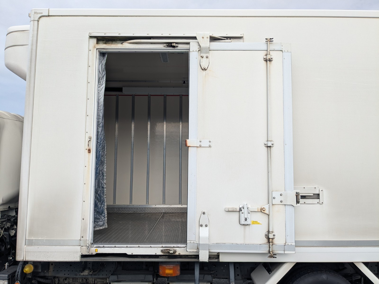 いすゞ エルフ 2RG-NPR88AN(2WD)の写真30