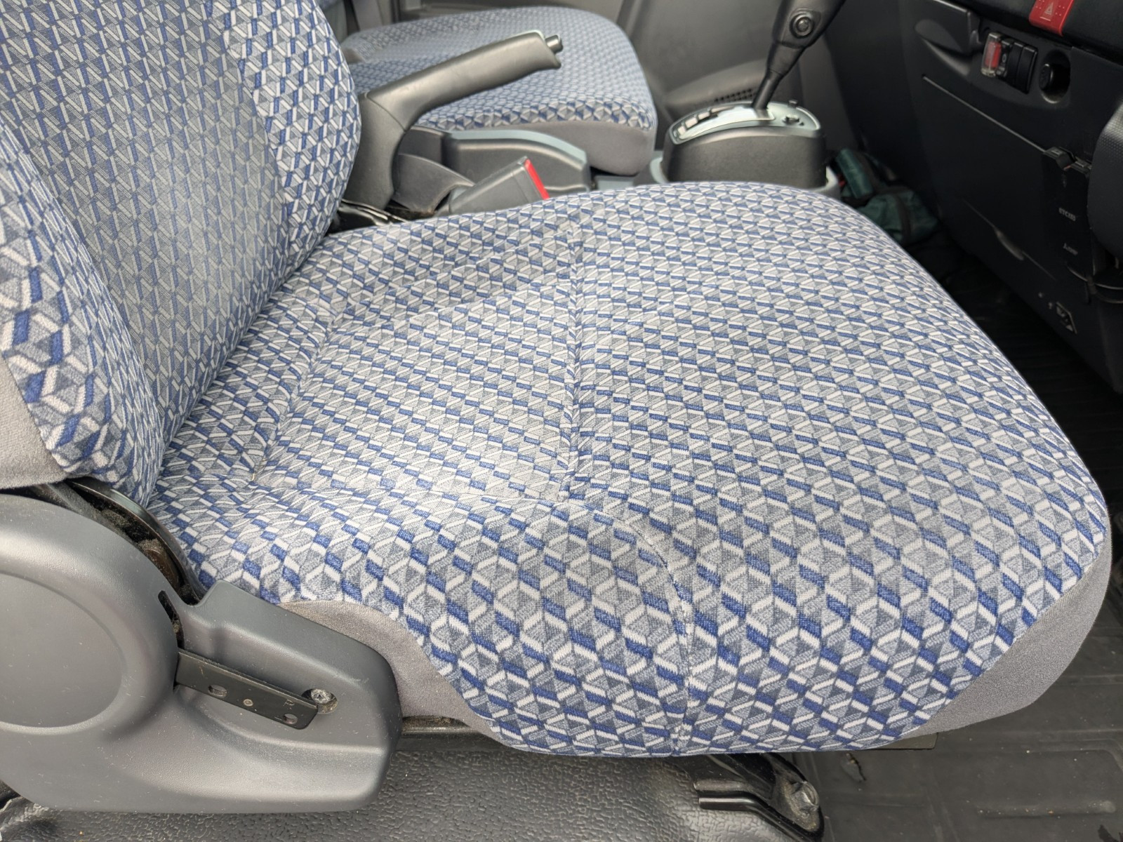 いすゞ エルフ 2RG-NPR88AN(2WD)の写真36