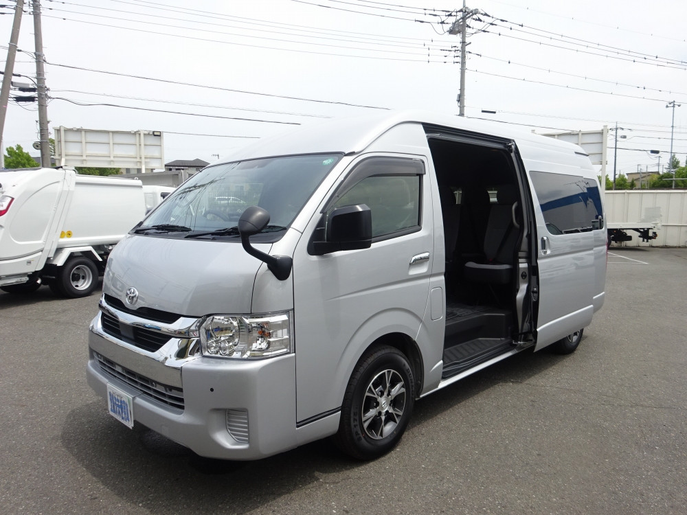 トヨタ ハイエースコミューター 3DF-GDH223B(2WD)の写真1