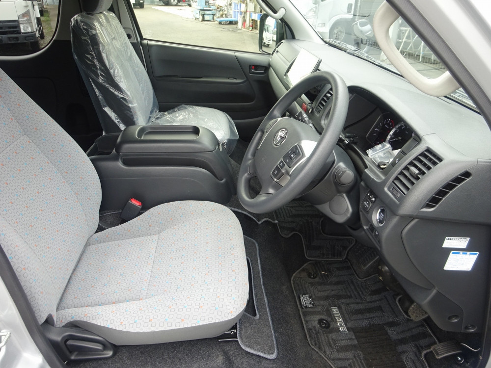 トヨタ ハイエースコミューター 3DF-GDH223B(2WD)の写真4