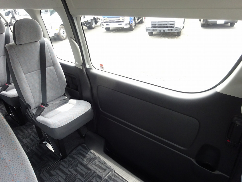 トヨタ ハイエースコミューター 3DF-GDH223B(2WD)の写真15