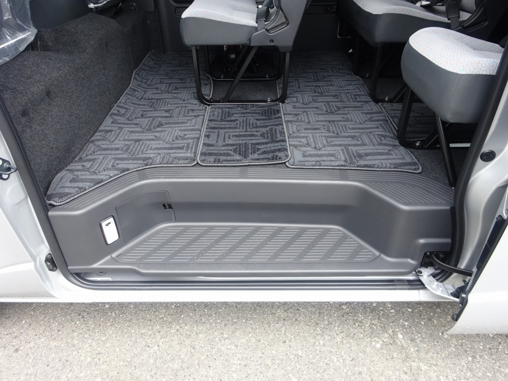 トヨタ ハイエースコミューター 3DF-GDH223B(2WD)の写真24