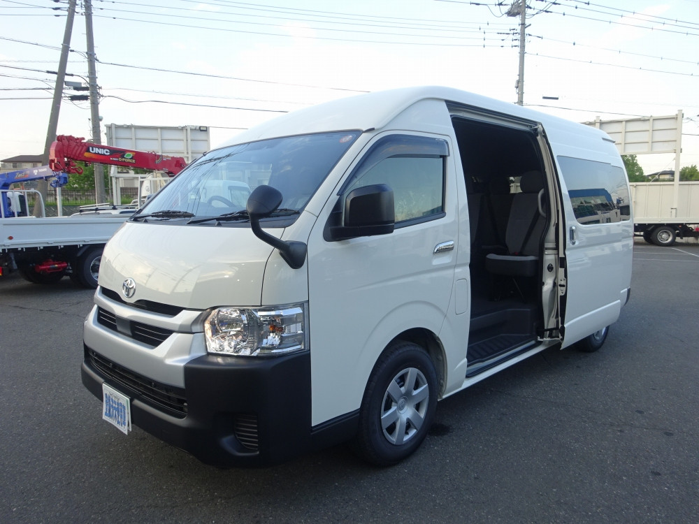 トヨタ ハイエースコミューター 3DF-GDH223Bの写真1