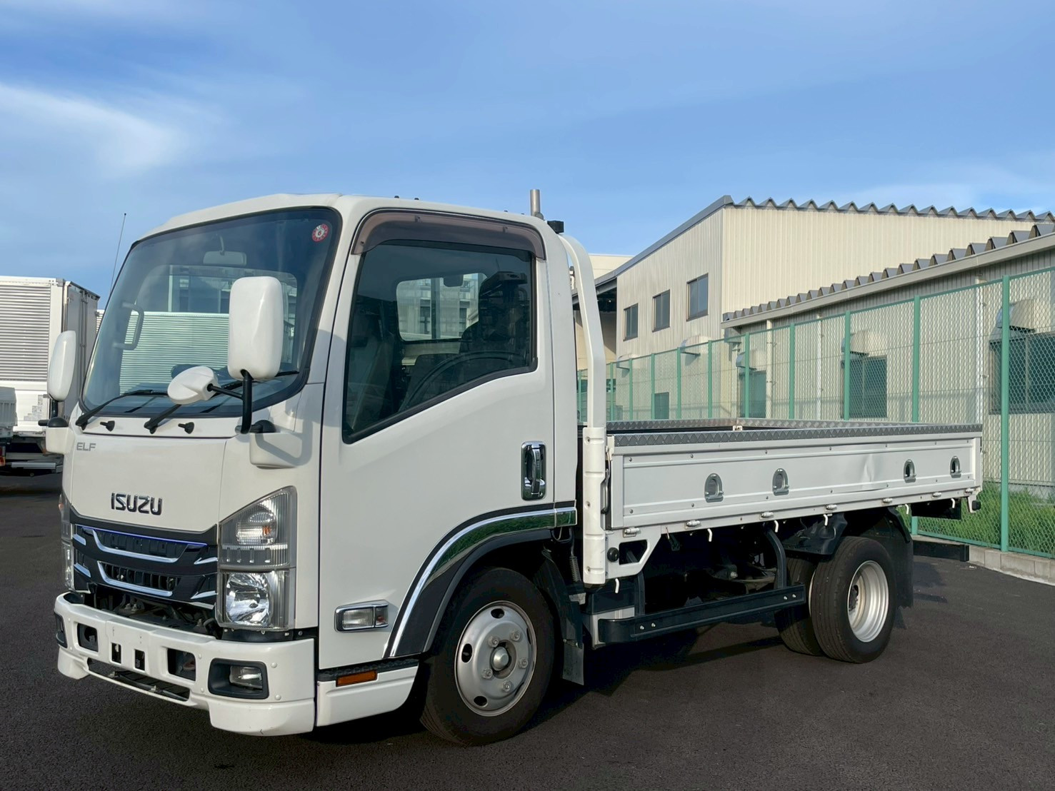 いすゞ エルフ 2RG-NMR88R(2WD)の写真1