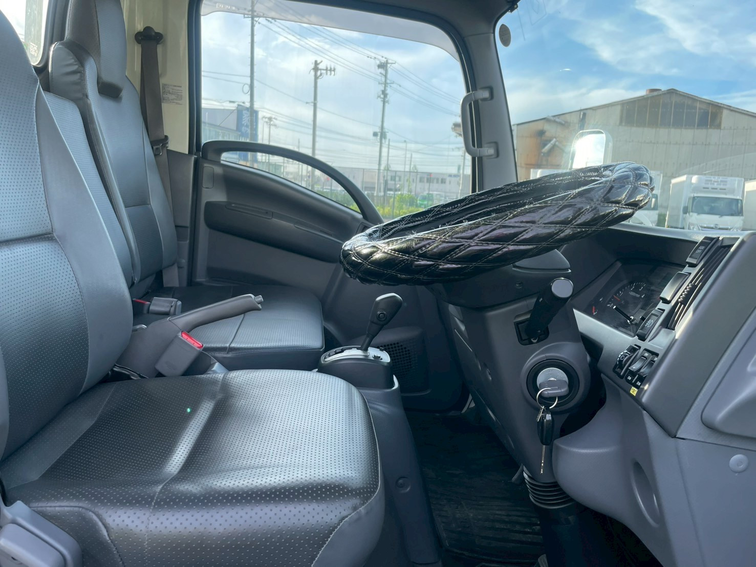 いすゞ エルフ 2RG-NMR88R(2WD)の写真33