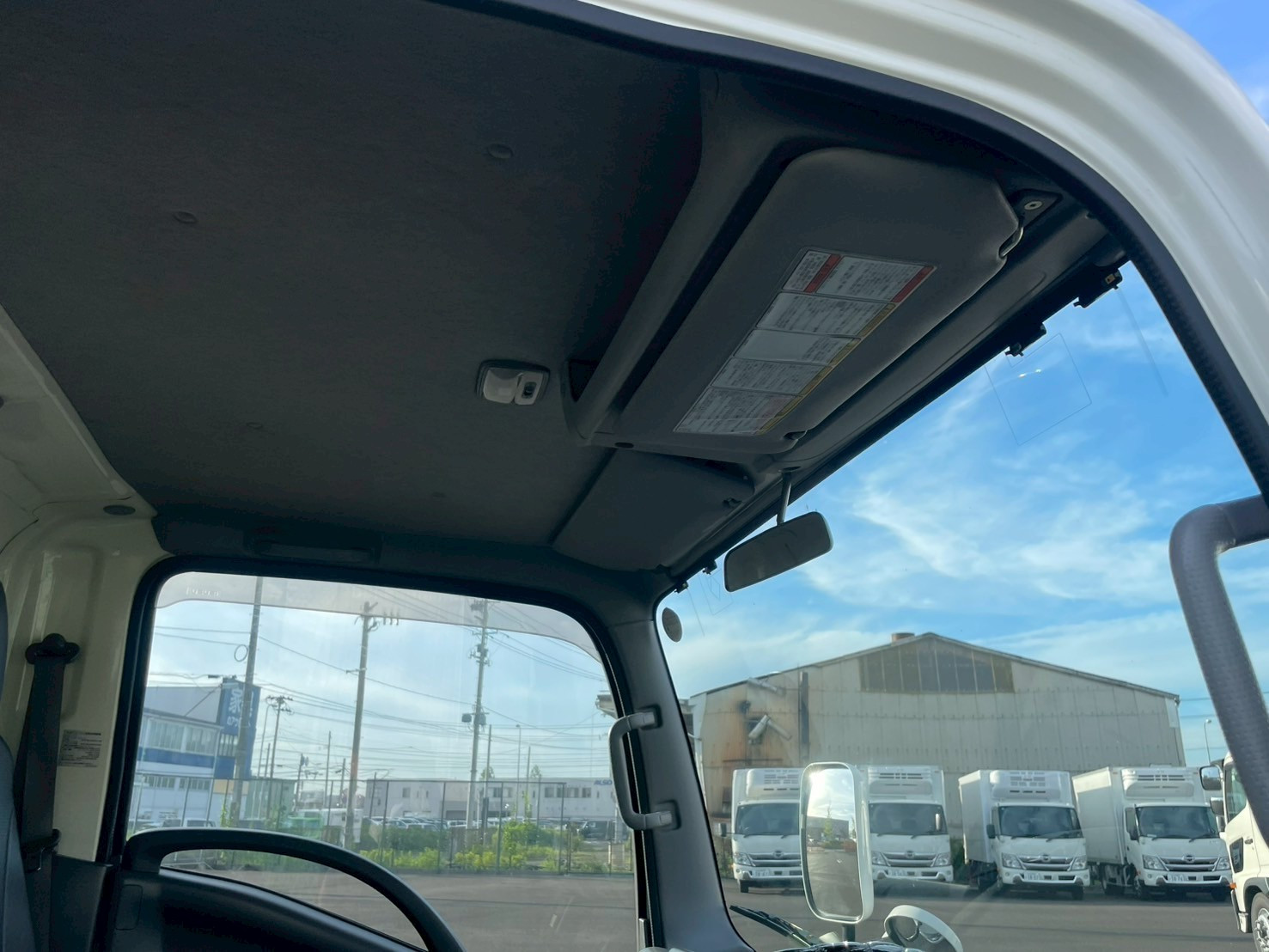 いすゞ エルフ 2RG-NMR88R(2WD)の写真35