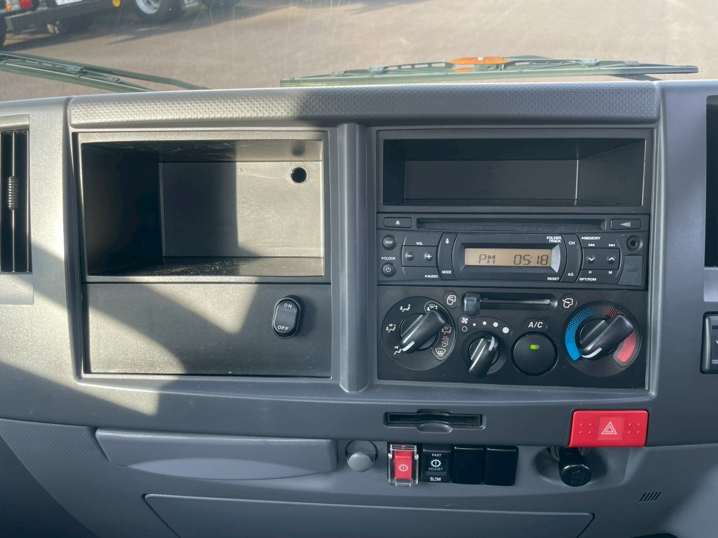 いすゞ エルフ 2RG-NMR88R(2WD)の写真38