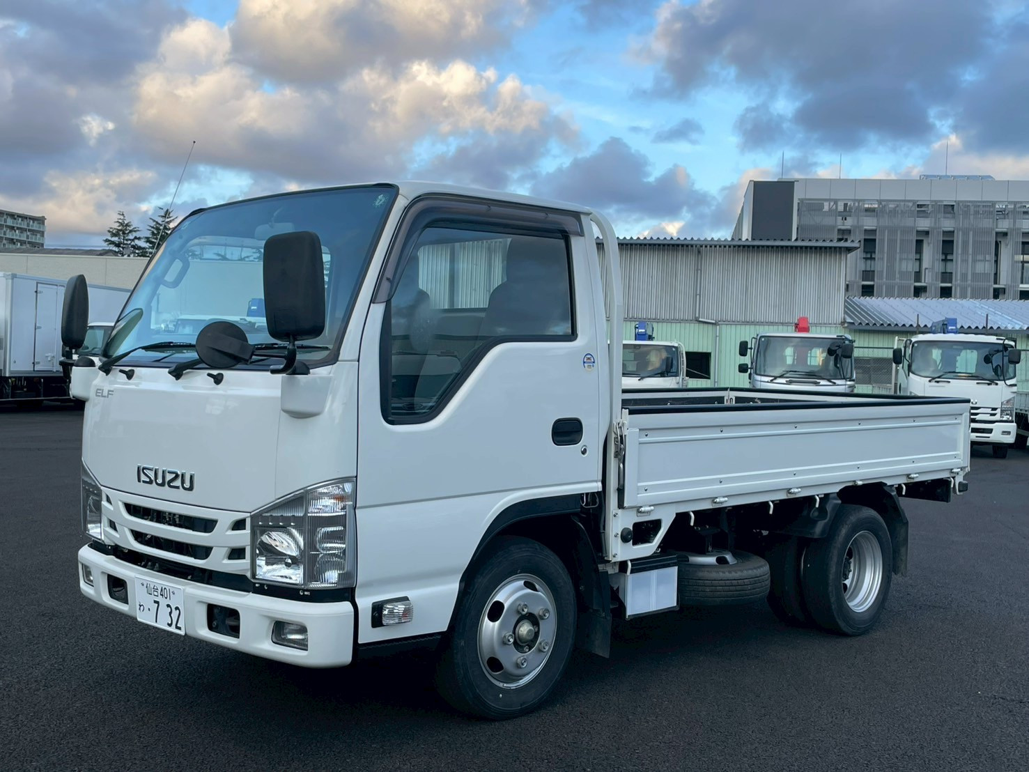 いすゞ エルフ TRG-NJR85A(2WD)の写真1