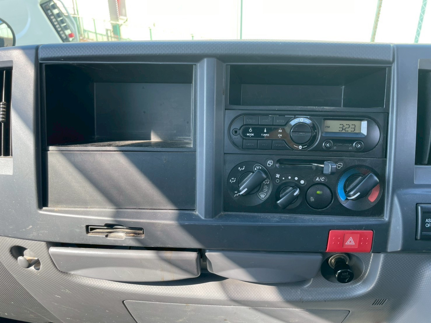 いすゞ エルフ TRG-NJR85A(2WD)の写真28