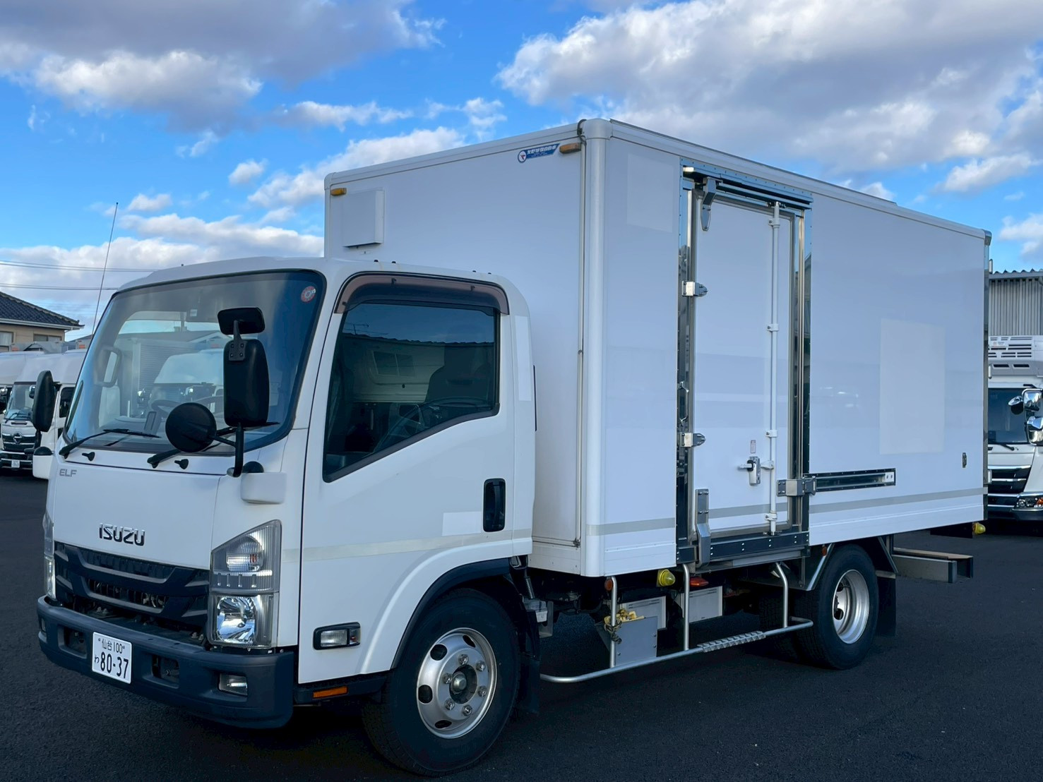 いすゞ エルフ 2RG-NPR88YN(2WD)の写真1