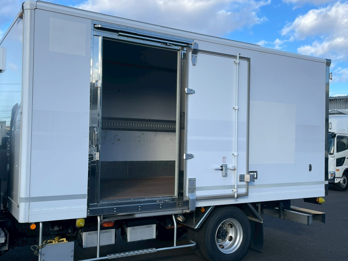 いすゞ エルフ 2RG-NPR88YN(2WD)の写真8