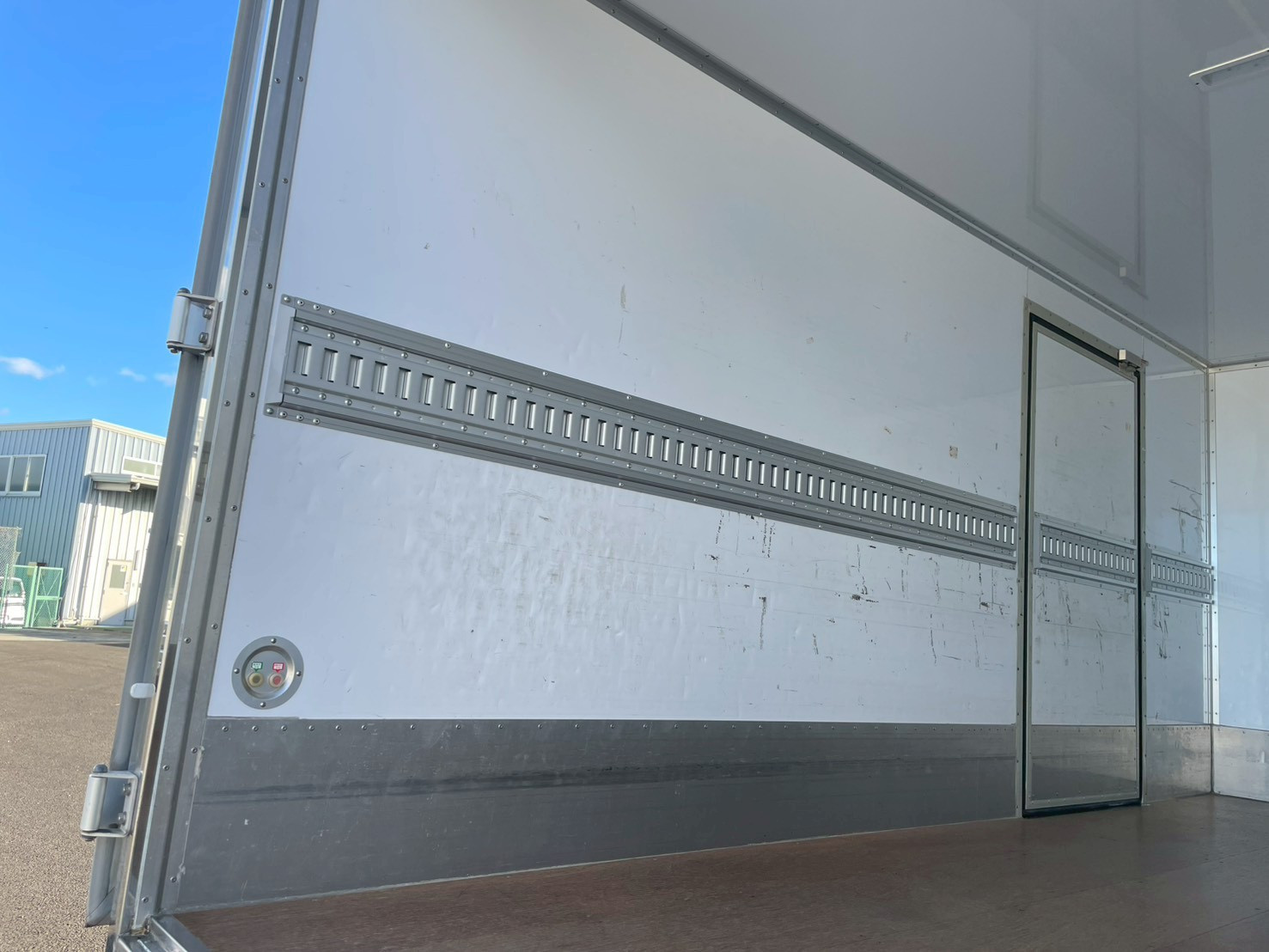 いすゞ エルフ 2RG-NPR88YN(2WD)の写真11