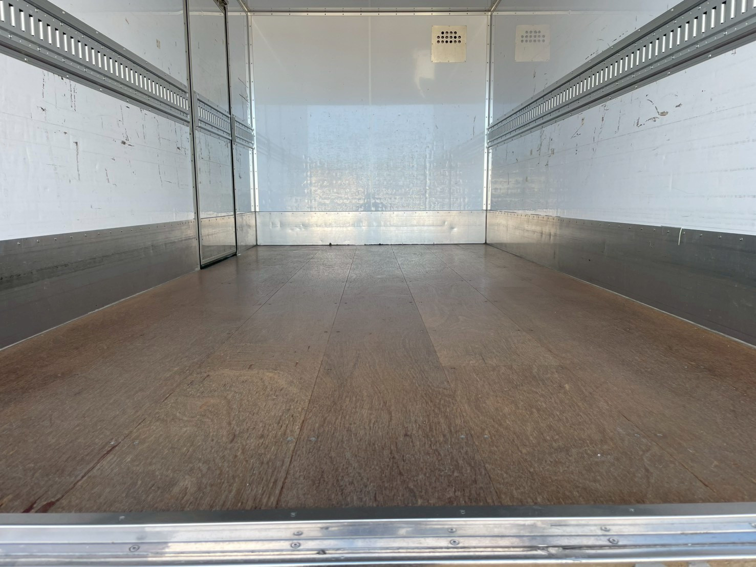 いすゞ エルフ 2RG-NPR88YN(2WD)の写真12