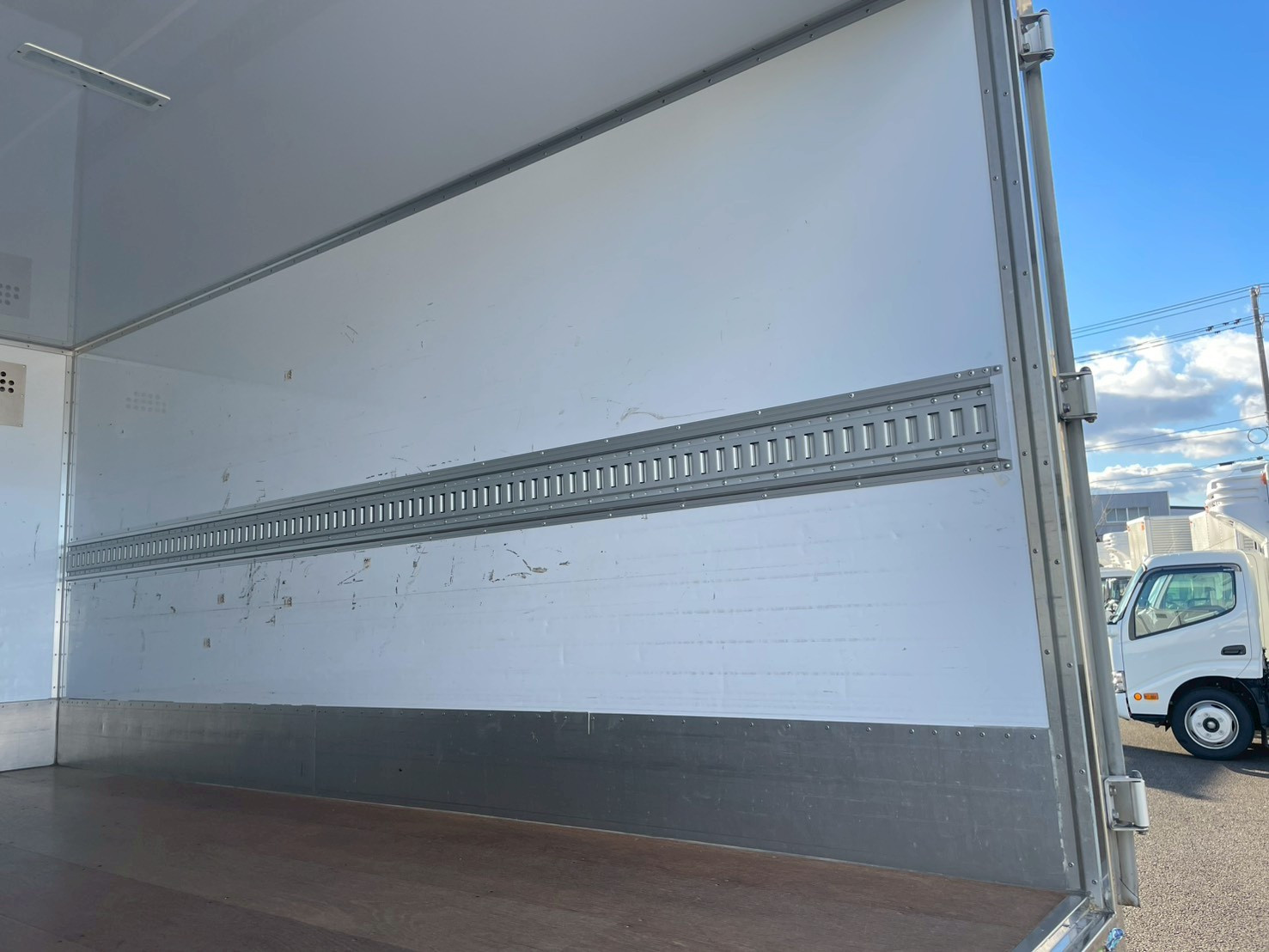 いすゞ エルフ 2RG-NPR88YN(2WD)の写真13