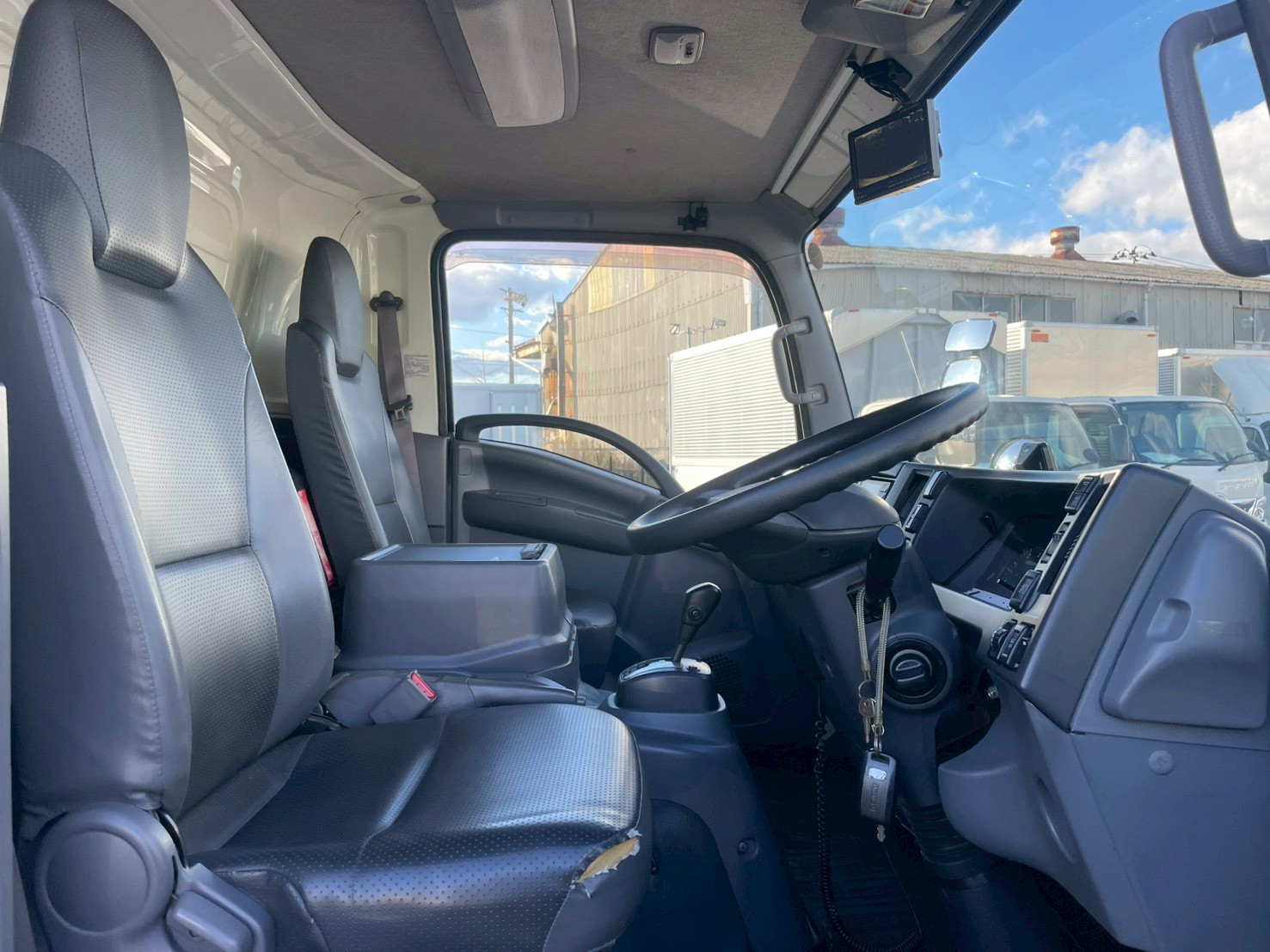 いすゞ エルフ 2RG-NPR88YN(2WD)の写真37