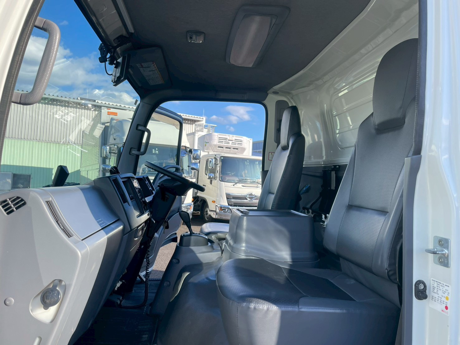 いすゞ エルフ 2RG-NPR88YN(2WD)の写真38