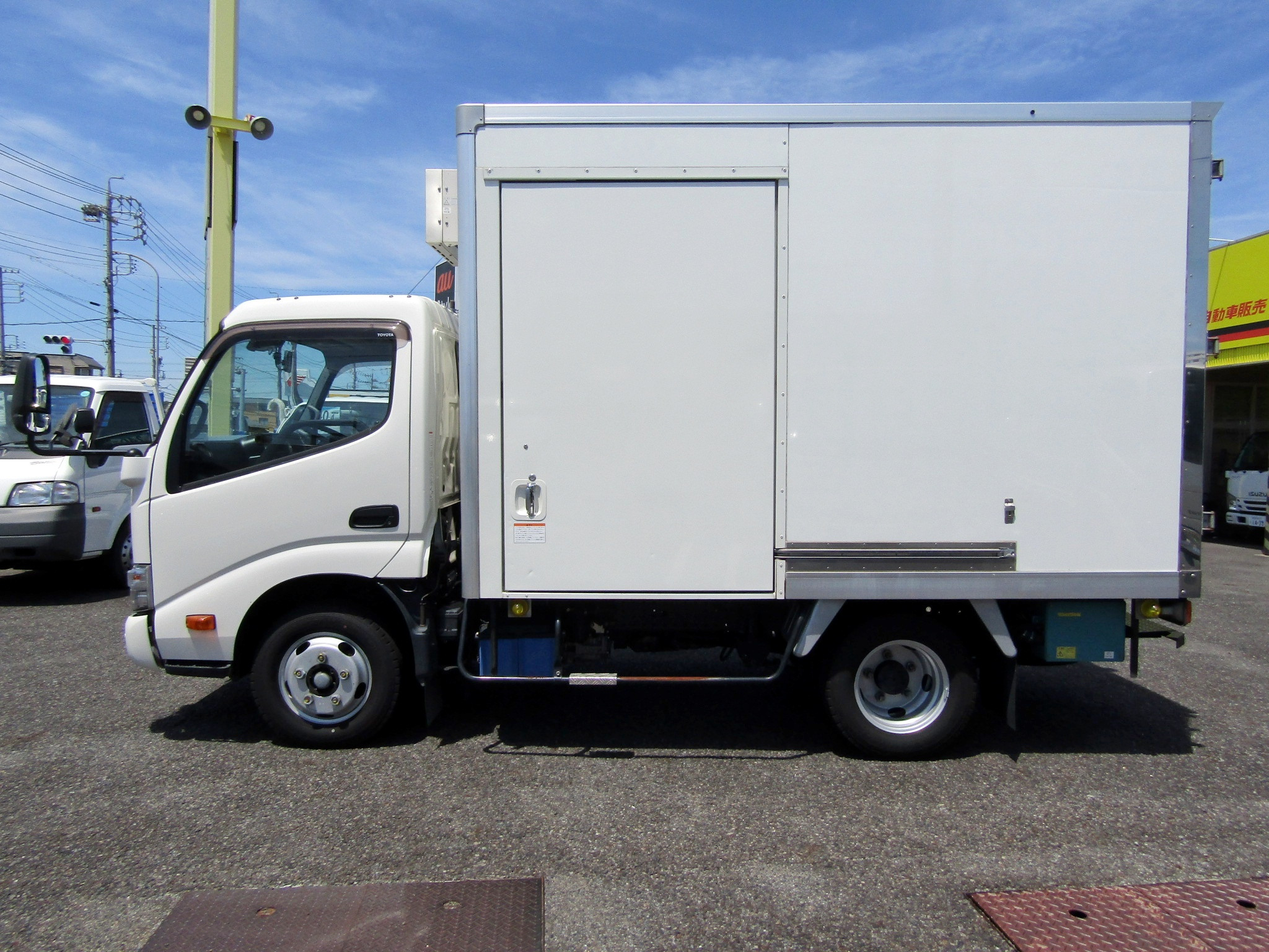 ＤＥＮＳＯ製の低温冷凍機を搭載し、アイスや冷凍食品・医薬品など溶けてはいけない荷物を安定した低温で運搬できます！|トヨタ ダイナ 2RG-XZC605(2WD)の写真3