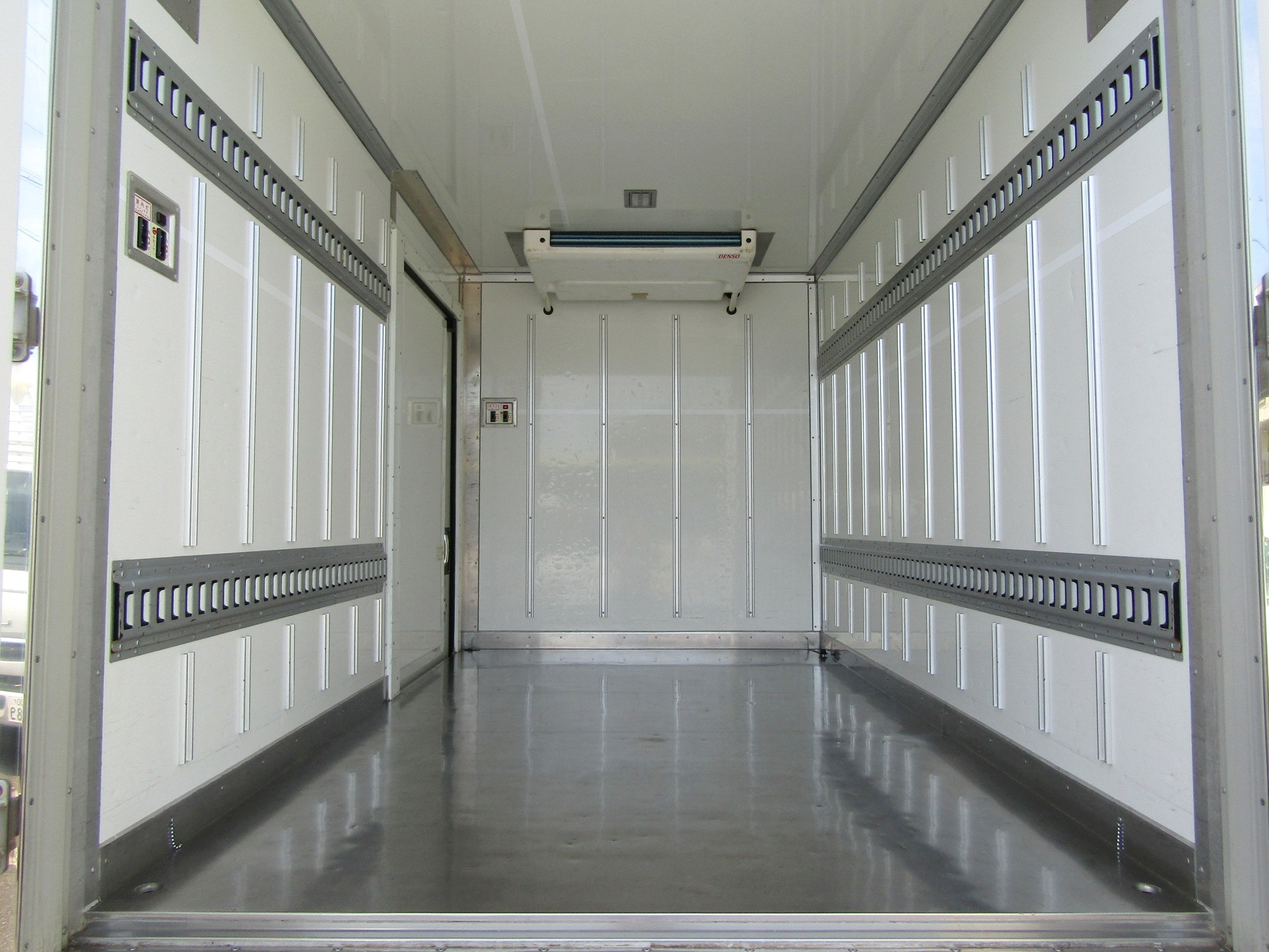 ラッシングレール２段付きなので、動きやすい積荷を固定しながら運搬することができます！|トヨタ ダイナ 2RG-XZC605(2WD)の写真8