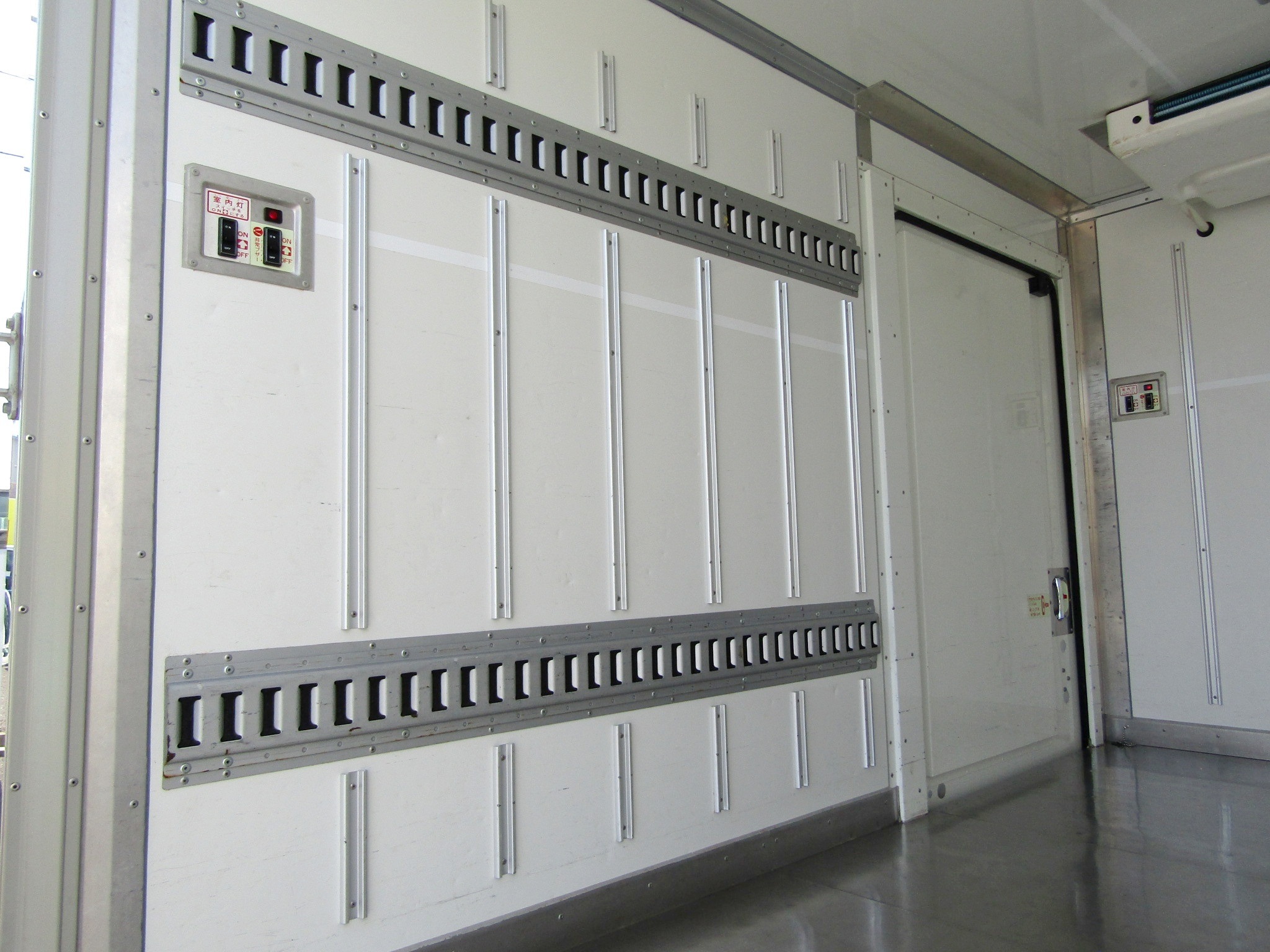 荷箱内面左側|トヨタ ダイナ 2RG-XZC605(2WD)の写真9