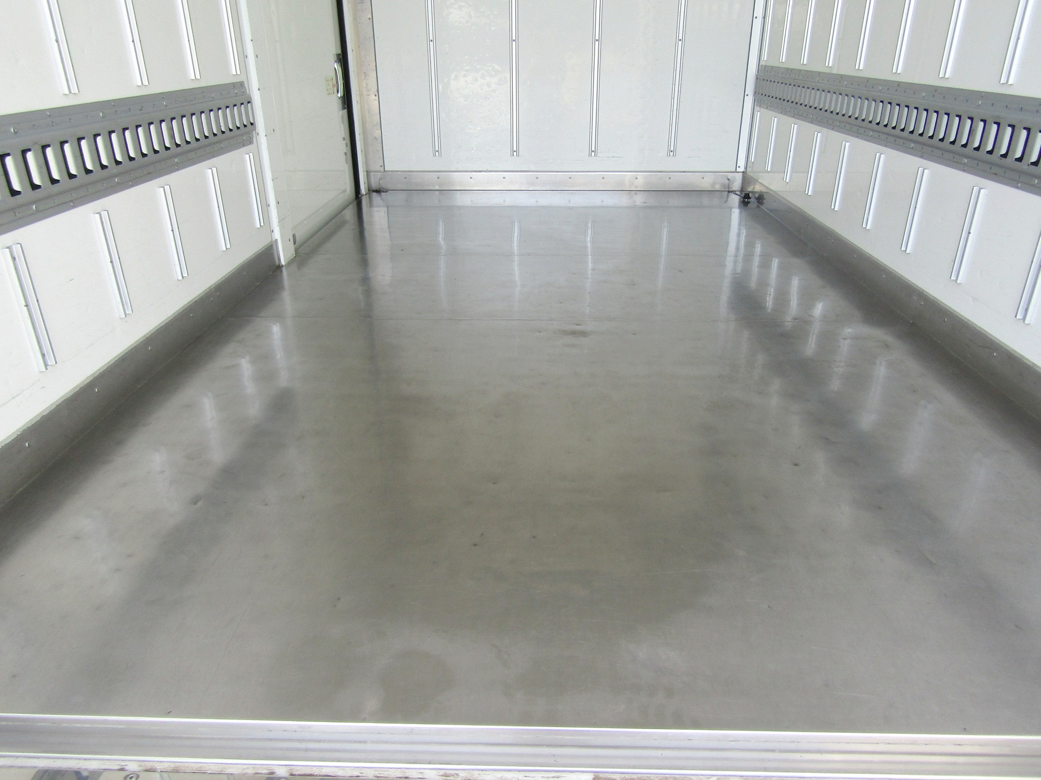 ステンレス床板貼りはのでサビや腐食の心配はナシ♪水洗いもＯＫです☆|トヨタ ダイナ 2RG-XZC605(2WD)の写真11