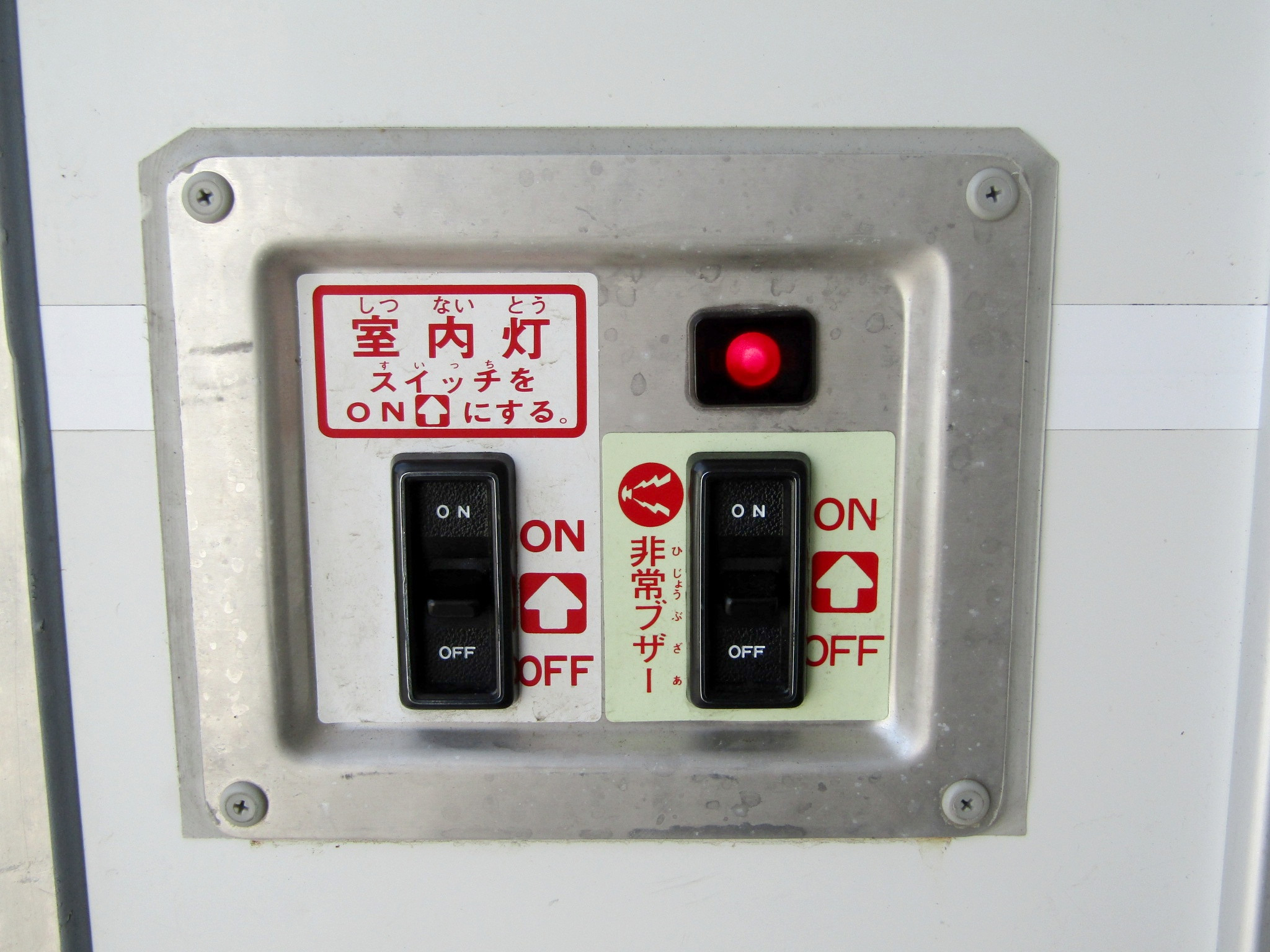 庫内灯＆非常ブザーも動作確認済みです♪|トヨタ ダイナ 2RG-XZC605(2WD)の写真14