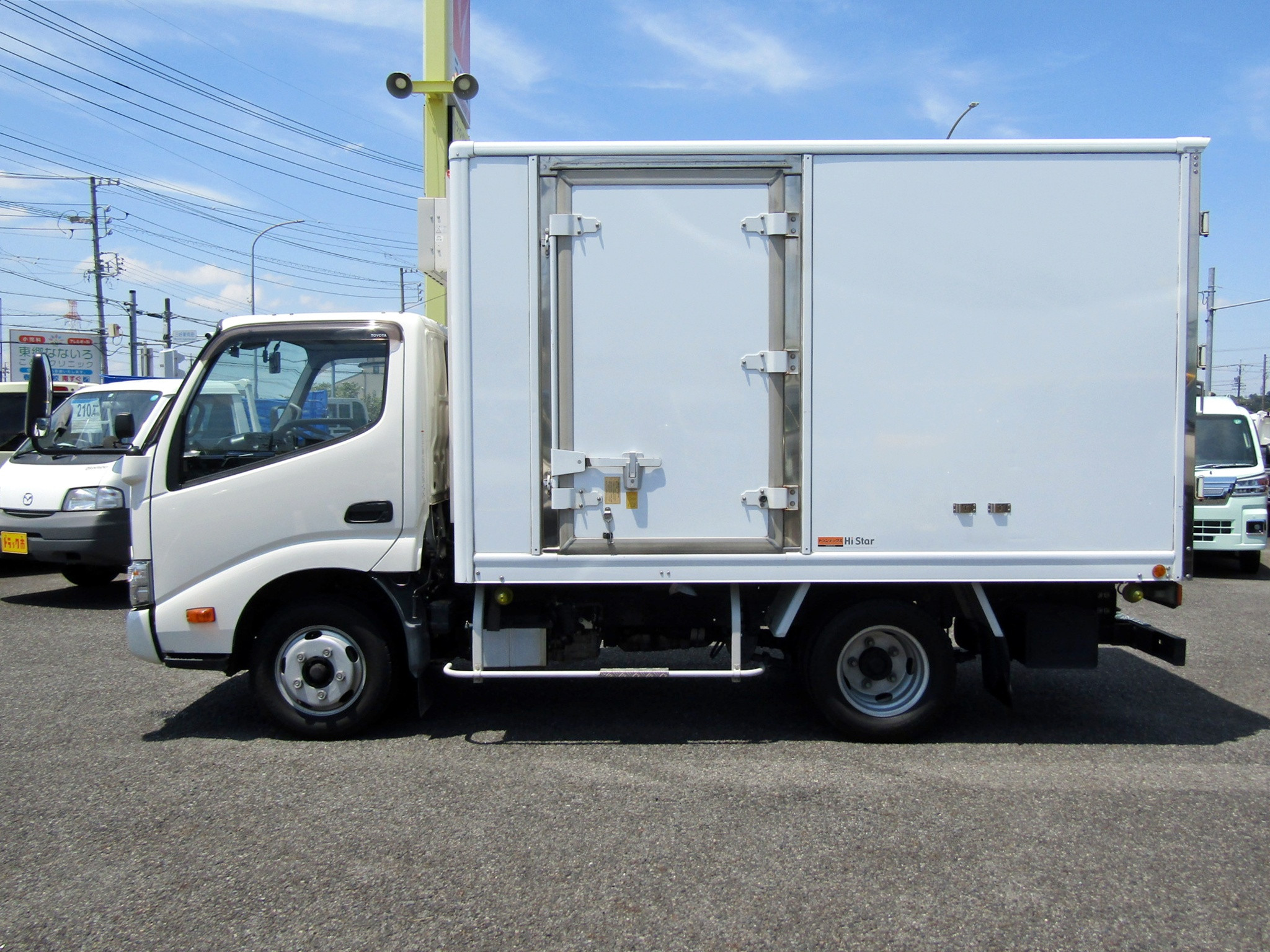 DENSO製の低温冷凍機を搭載し、アイスや冷凍食品・医薬品など溶けてはいけない荷物を安定した低温で運搬できます!|トヨタ ダイナ 2RG-XZU605(2WD)の写真3