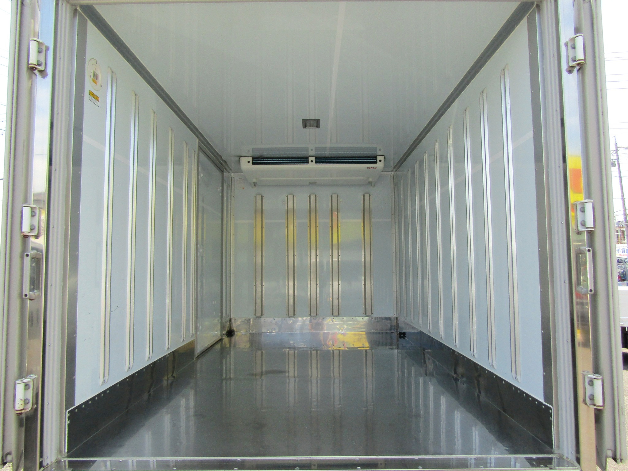 目立つキズや凹みもなく比較的キレイな状態を維持した庫内!|トヨタ ダイナ 2RG-XZU605(2WD)の写真8