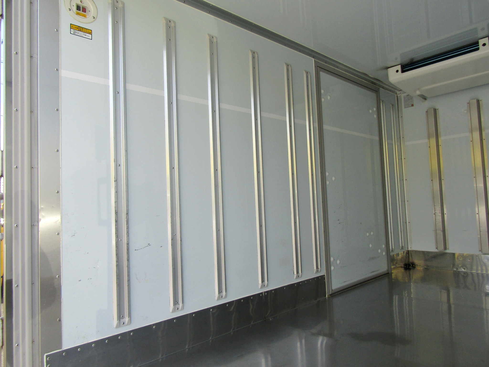 荷箱内面左側|トヨタ ダイナ 2RG-XZU605(2WD)の写真9