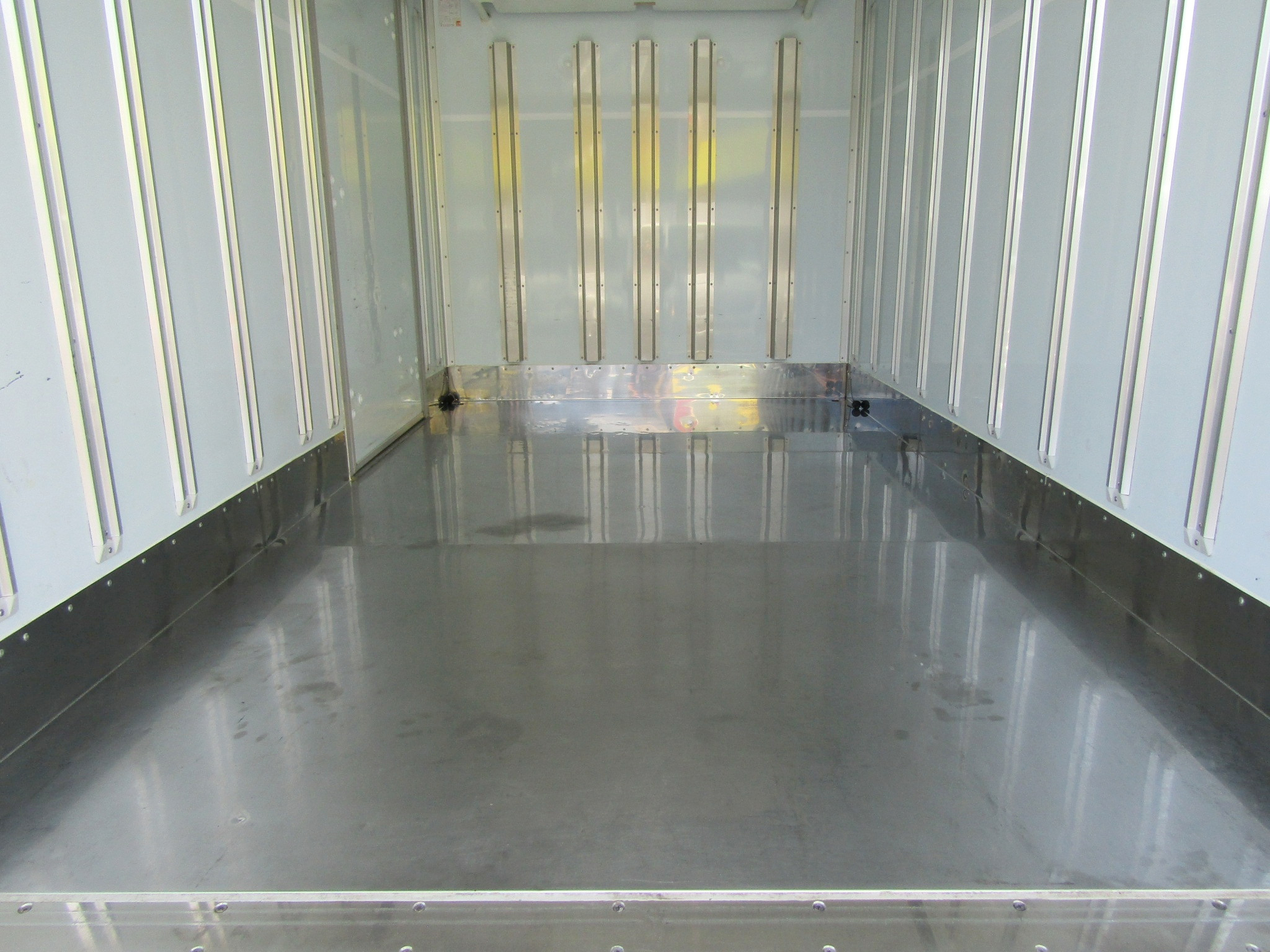 ステンレス床板貼りはのでサビや腐食の心配はナシ♪水洗いもOKです☆|トヨタ ダイナ 2RG-XZU605(2WD)の写真11