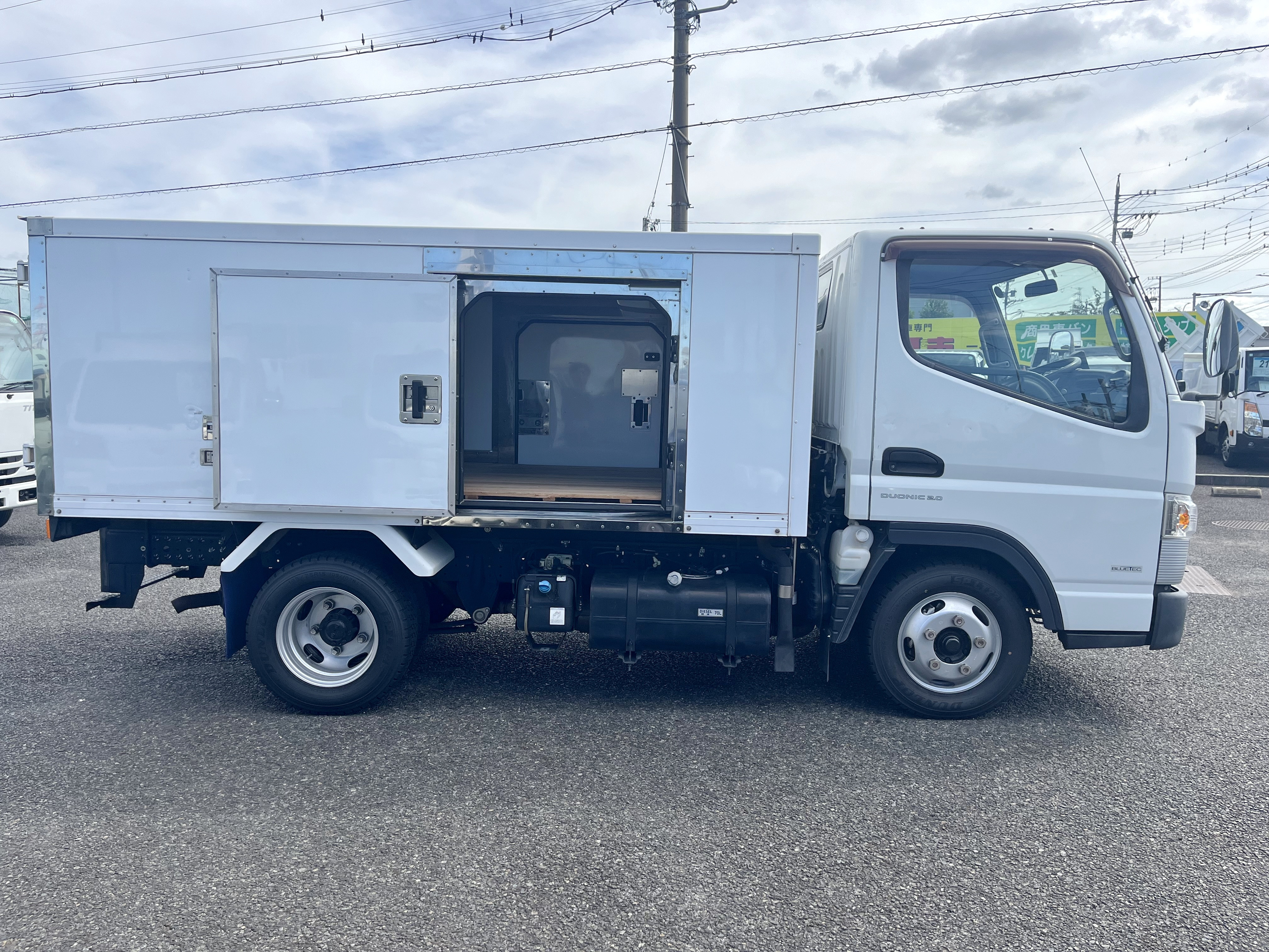 もちろんサイドドア付きですので荷物の積み降ろしもラクラク♪|三菱 キャンター TPG-FBA20(2WD)の写真4