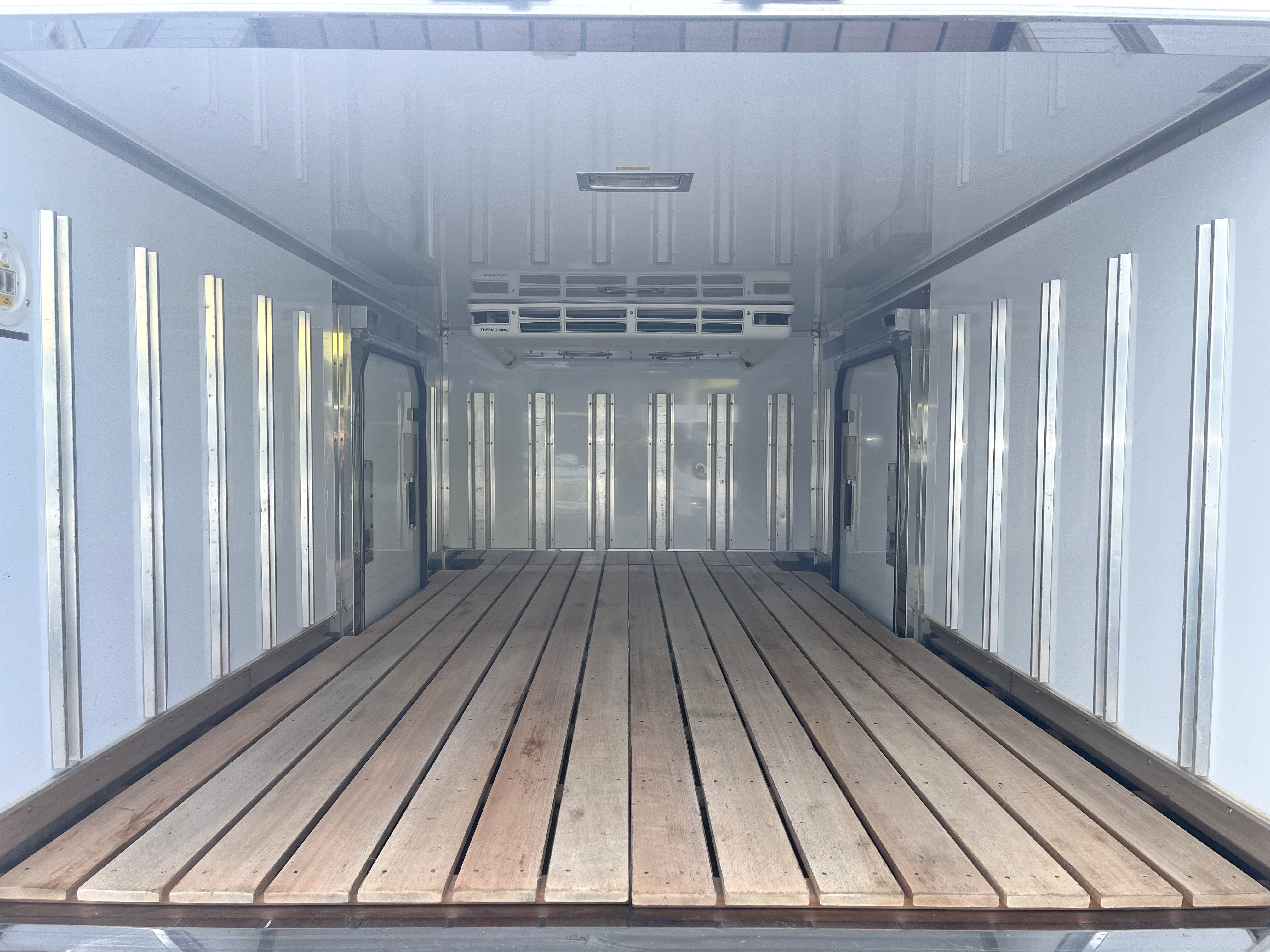 目立つ凹みやイやな臭いもなく程度は良好です♪|三菱 キャンター TPG-FBA20(2WD)の写真9