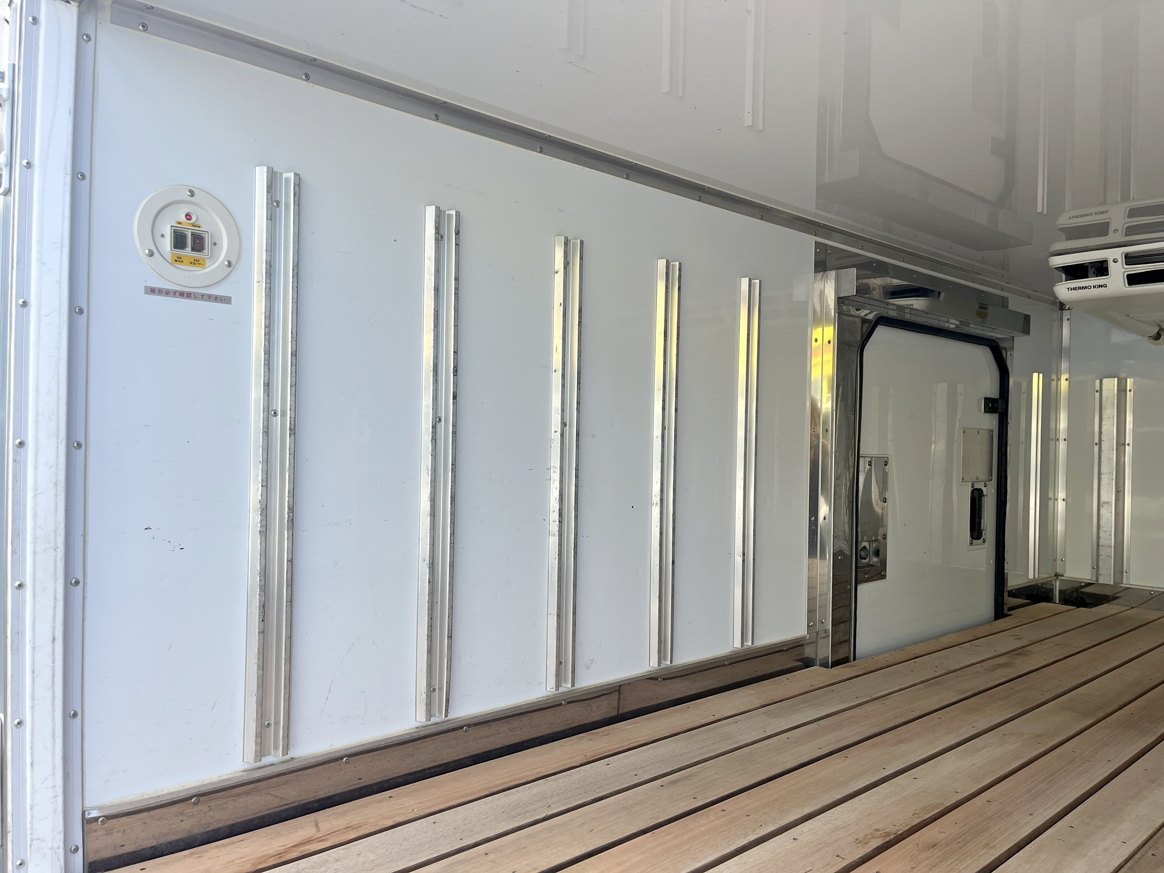 荷箱内面左側|三菱 キャンター TPG-FBA20(2WD)の写真13