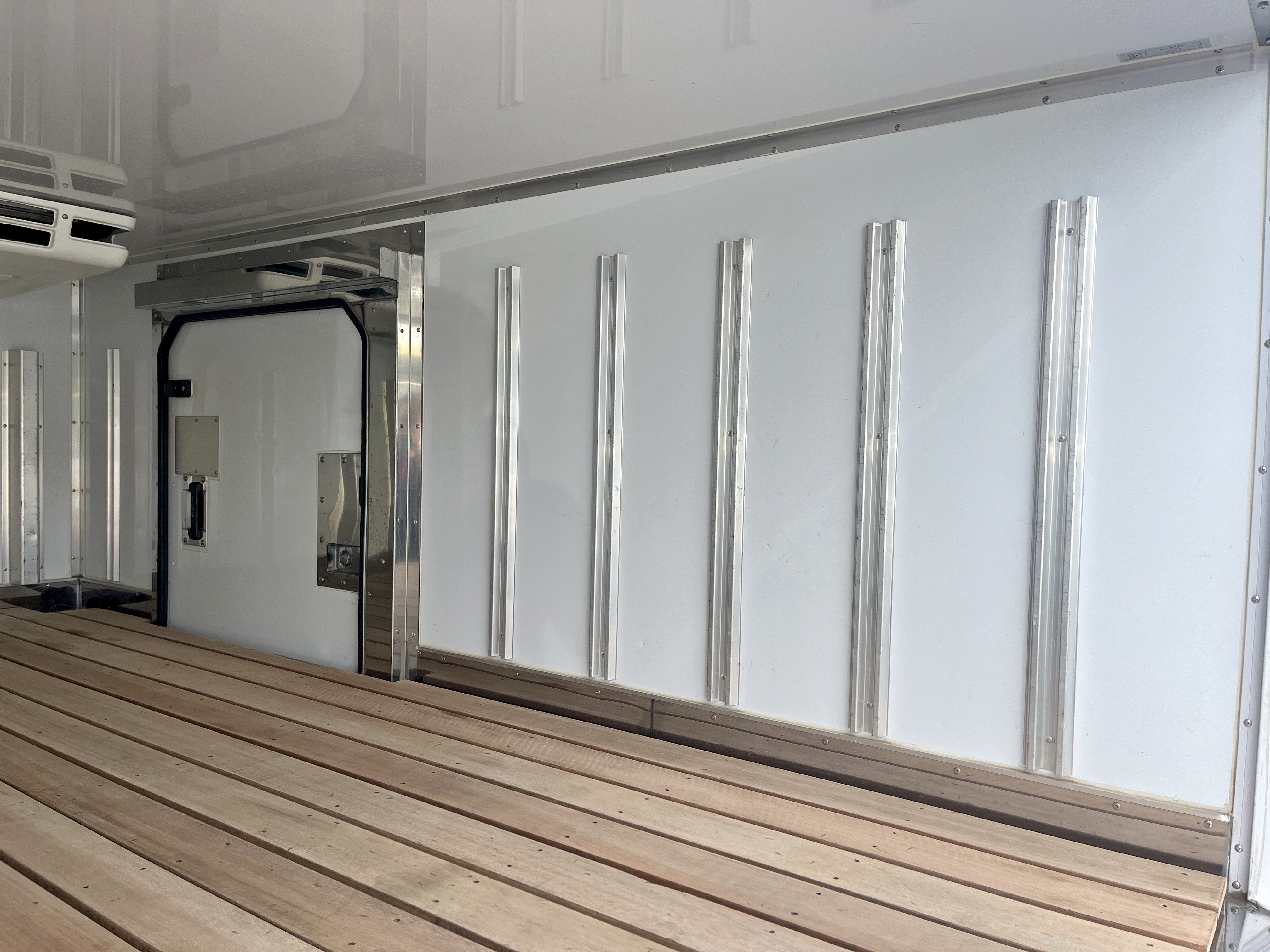 荷箱内面右側|三菱 キャンター TPG-FBA20(2WD)の写真14