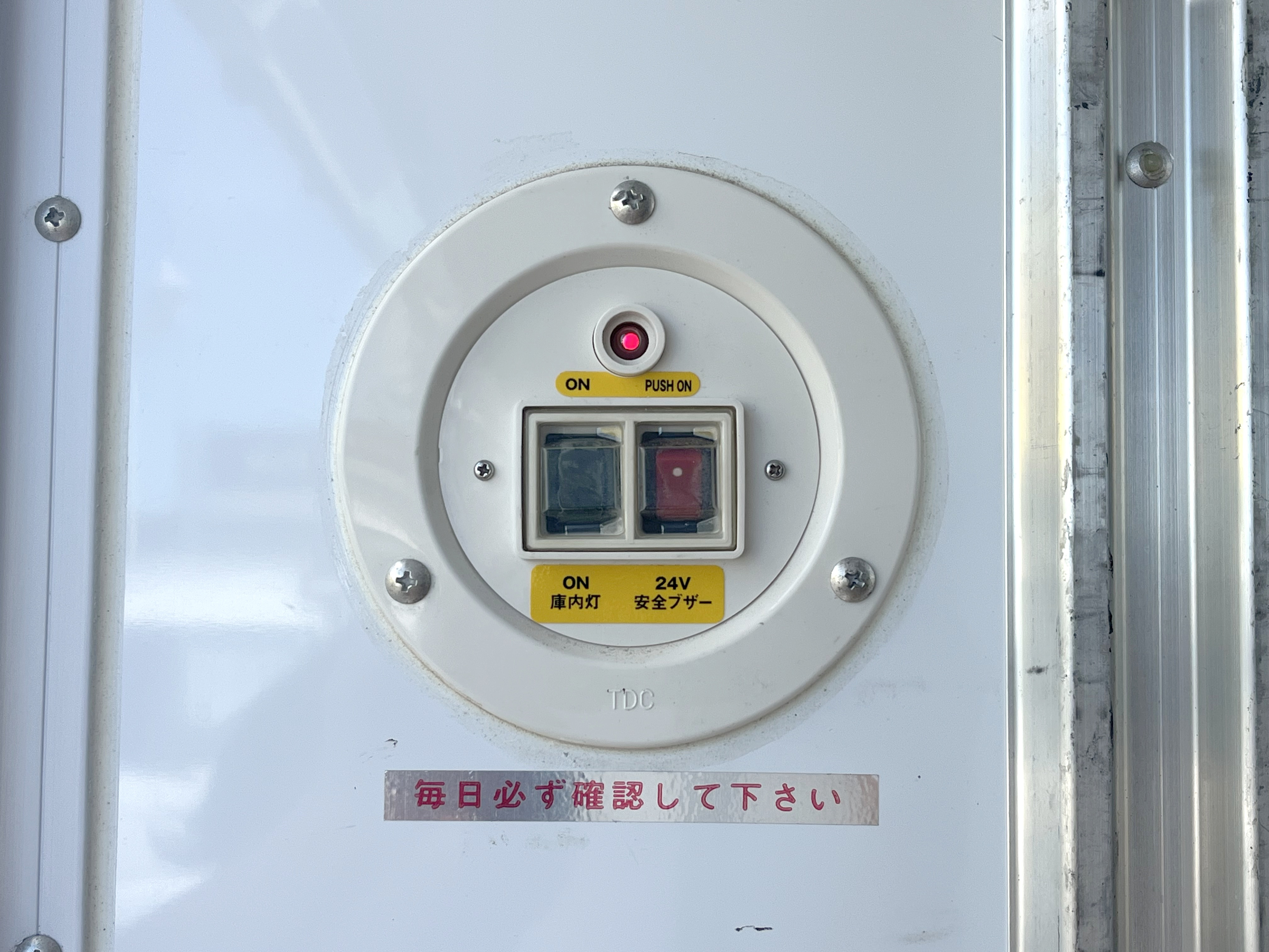 庫内灯&非常ブザーも動作確認済み!|三菱 キャンター TPG-FBA20(2WD)の写真17