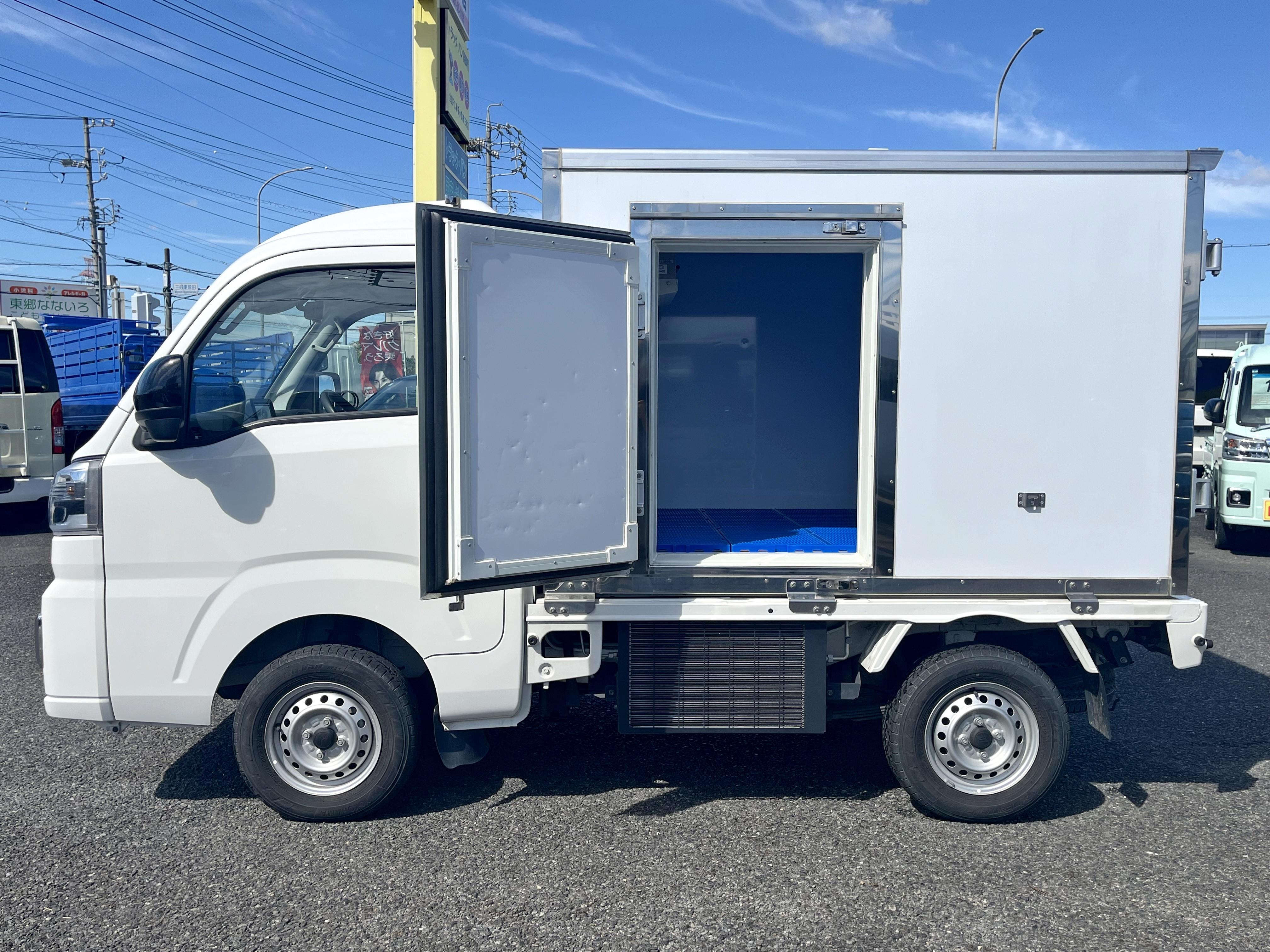 もちろんサイドドア付きですので荷物の積み降ろしもラクラク♪|ダイハツ ハイゼットトラック 3BD-S500P(2WD)の写真4