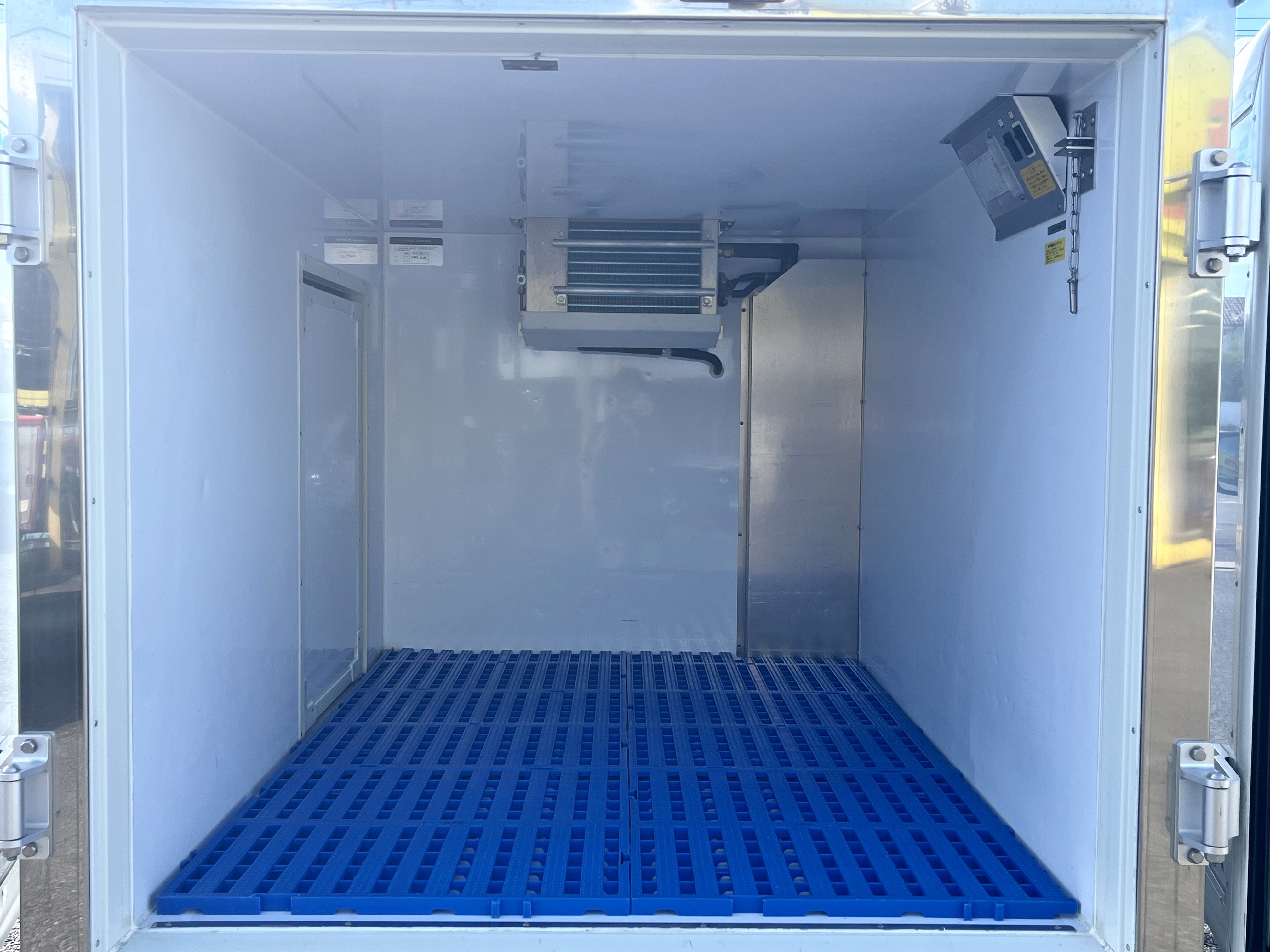 目立つキズや嫌な臭いもなく非常にキレイな状態を維持した荷箱!|ダイハツ ハイゼットトラック 3BD-S500P(2WD)の写真8