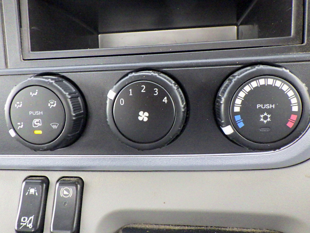 三菱 キャンター 2PG-FEB50(2WD)の写真15