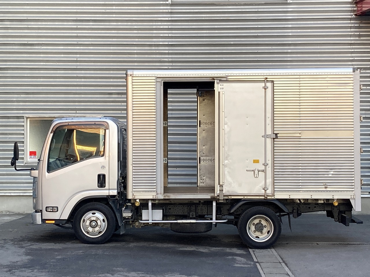 いすゞ エルフ TRG-NMR85N(2WD)の写真3