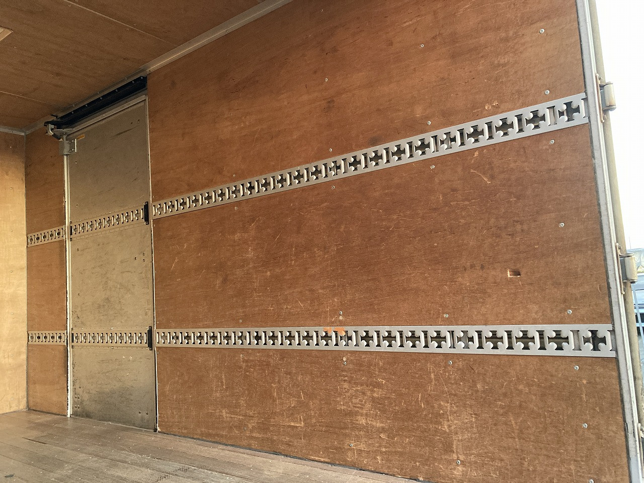 いすゞ エルフ TRG-NMR85N(2WD)の写真24