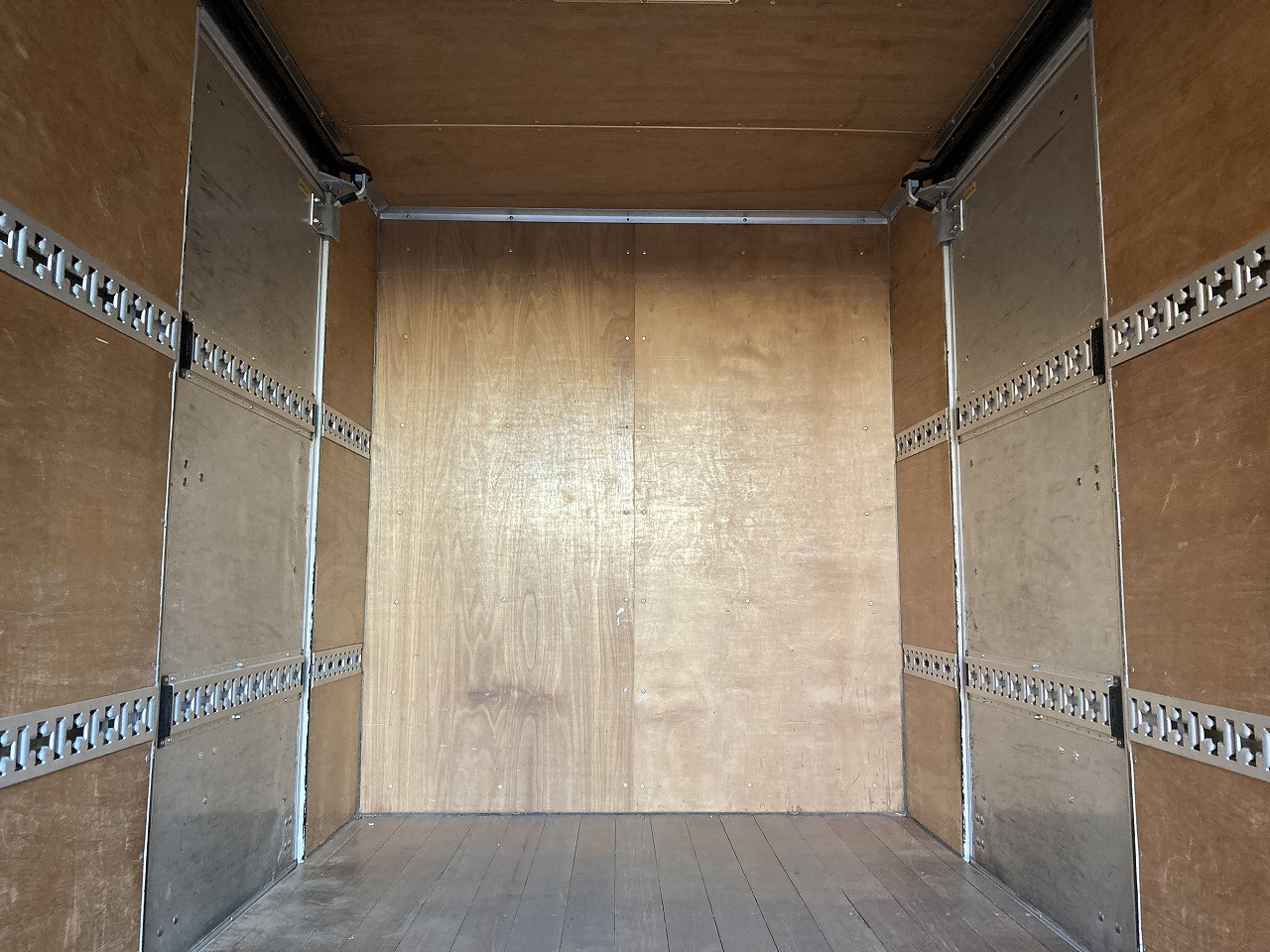 いすゞ エルフ TRG-NMR85N(2WD)の写真27