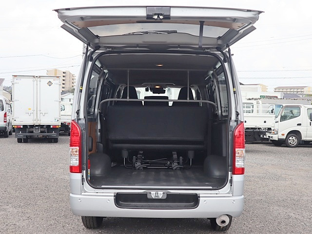 トヨタ ハイエースバン 3BF-TRH200V(2WD)の写真11