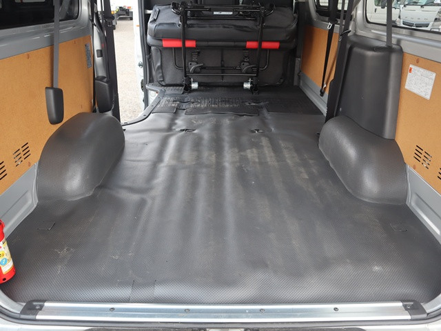 トヨタ ハイエースバン 3BF-TRH200V(2WD)の写真17