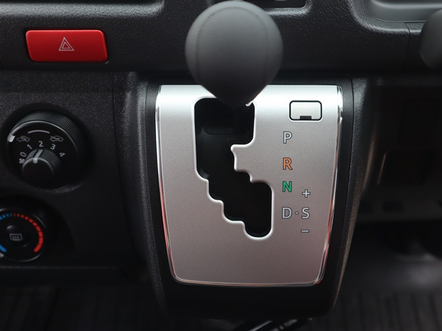 トヨタ ハイエースバン 3BF-TRH200V(2WD)の写真40